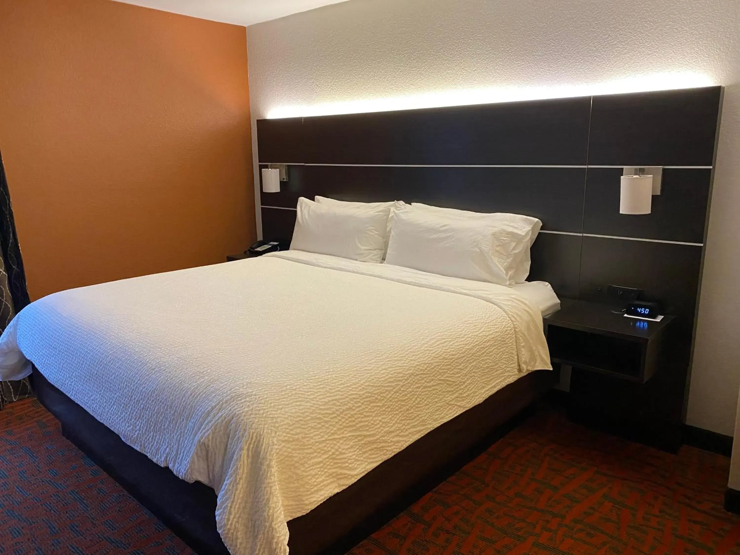 Bed in Holiday Inn Express Metropolis by IHG Bed in Holiday Inn Express Metropolis by IHG