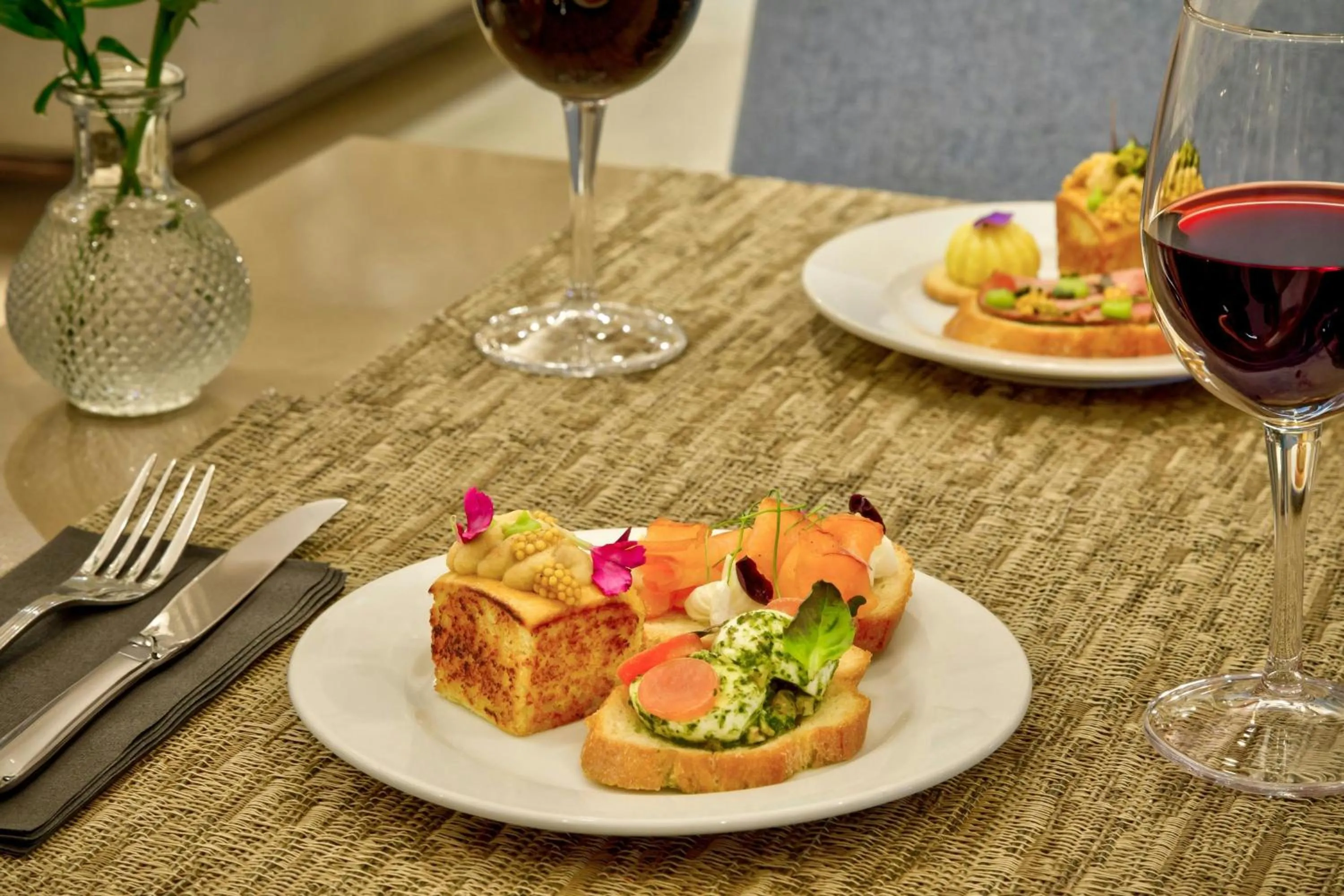 Restaurant/places to eat in Sheraton Santiago Hotel & Convention Center