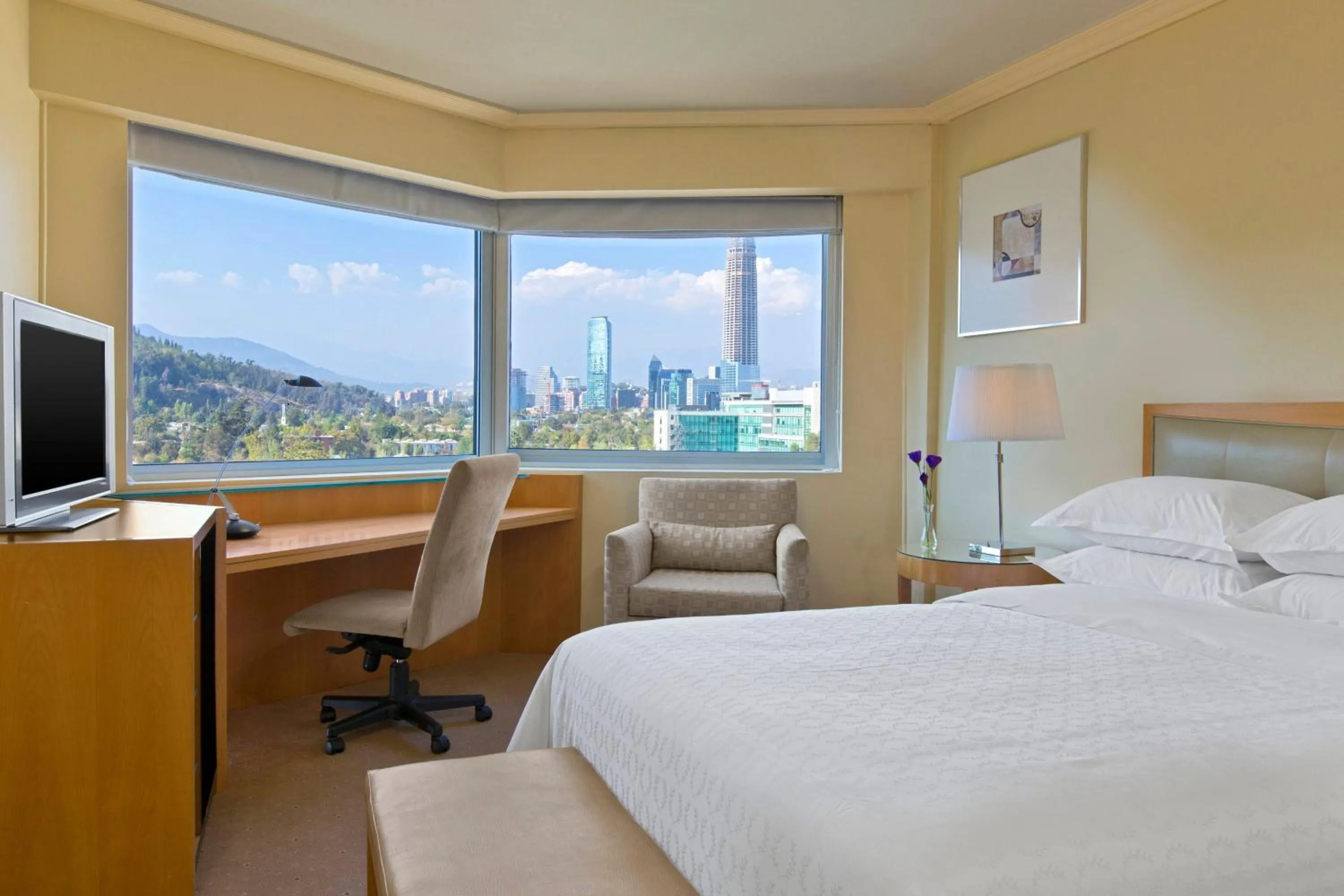 Photo of the whole room, Bed in Sheraton Santiago Hotel & Convention Center