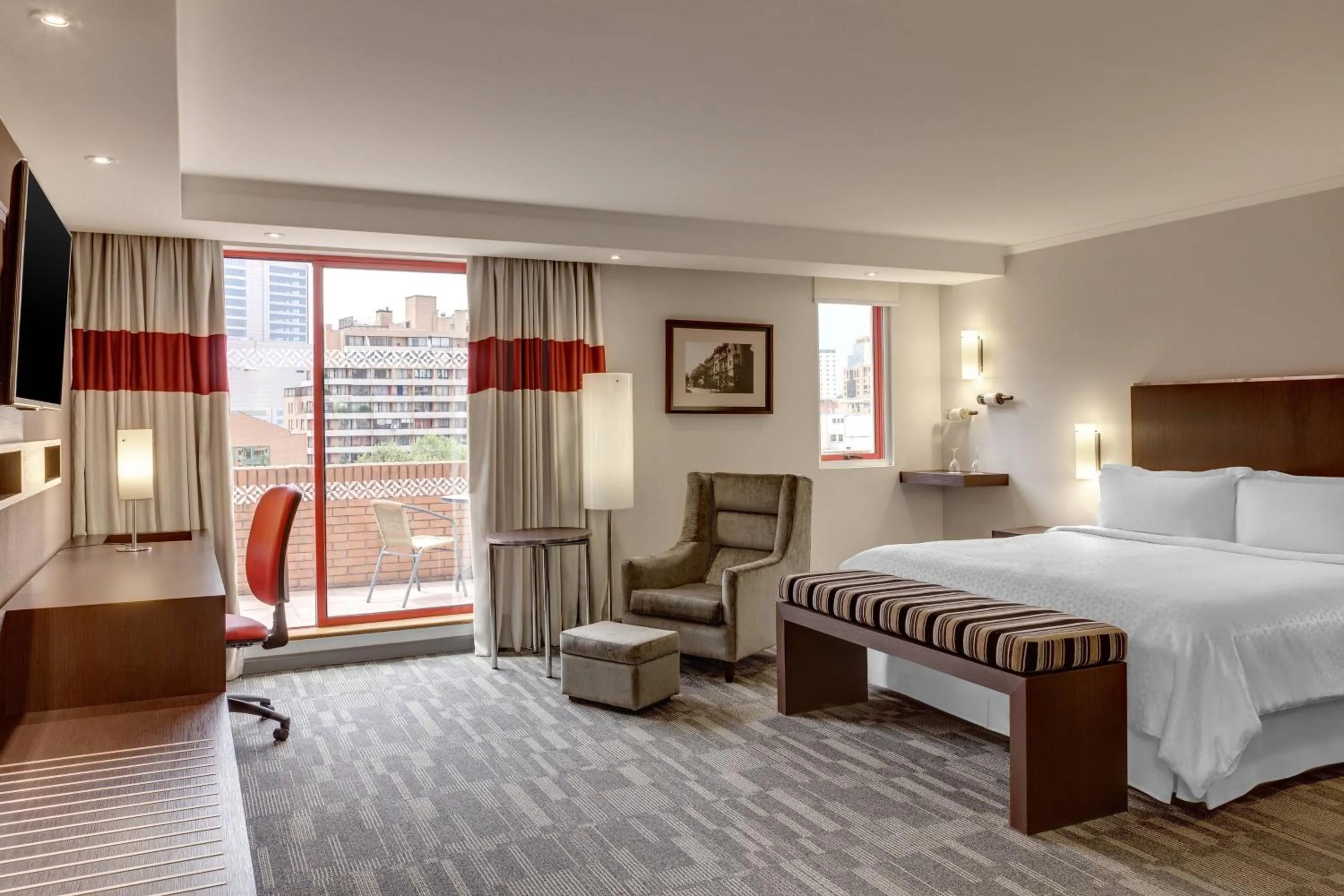 Photo of the whole room, Bed in Four Points by Sheraton Santiago