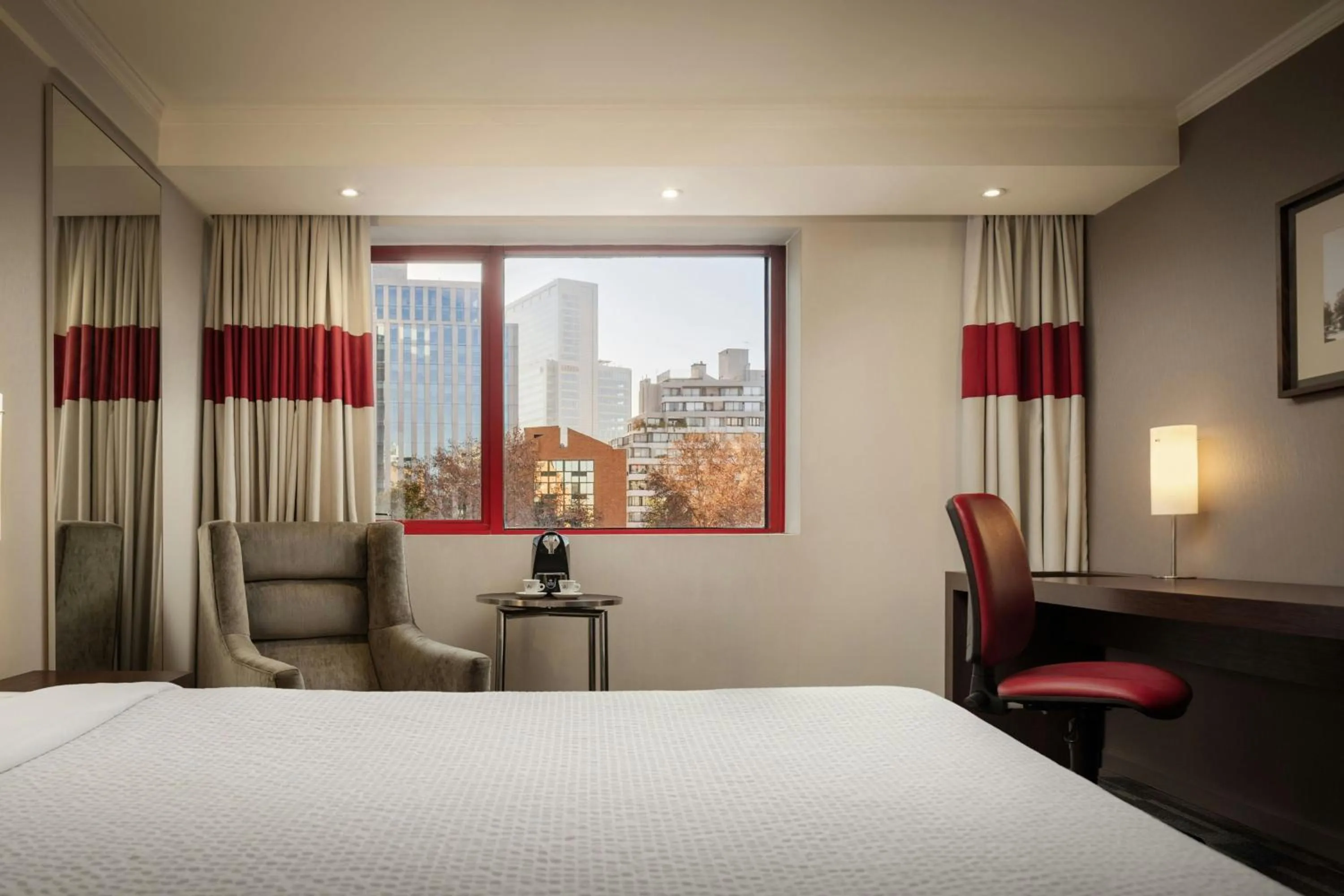 Photo of the whole room, Bed in Four Points by Sheraton Santiago