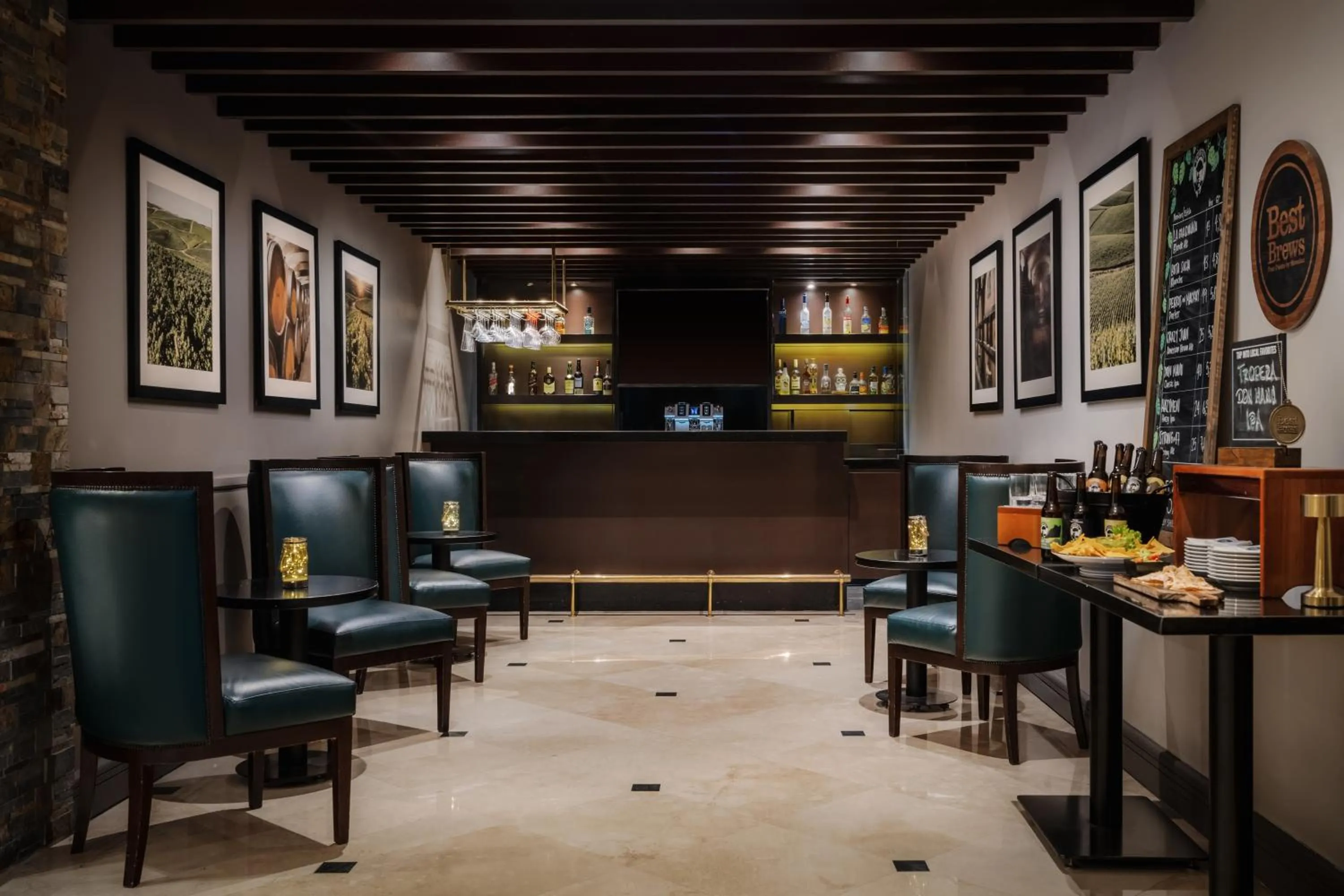 Lounge or bar in Four Points by Sheraton Santiago