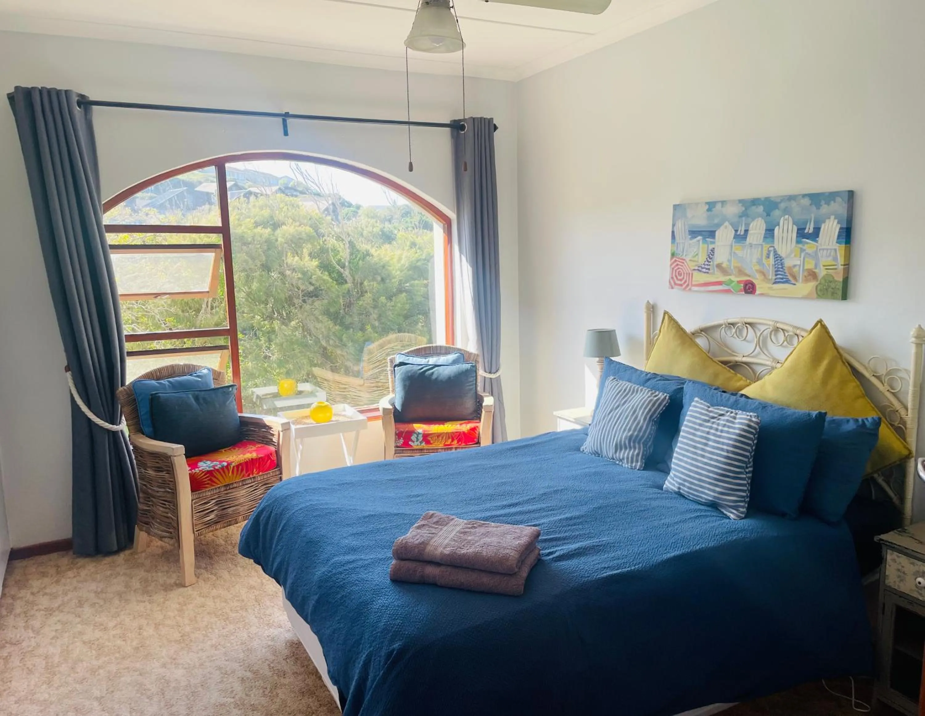 Grand Yellow Apartment
