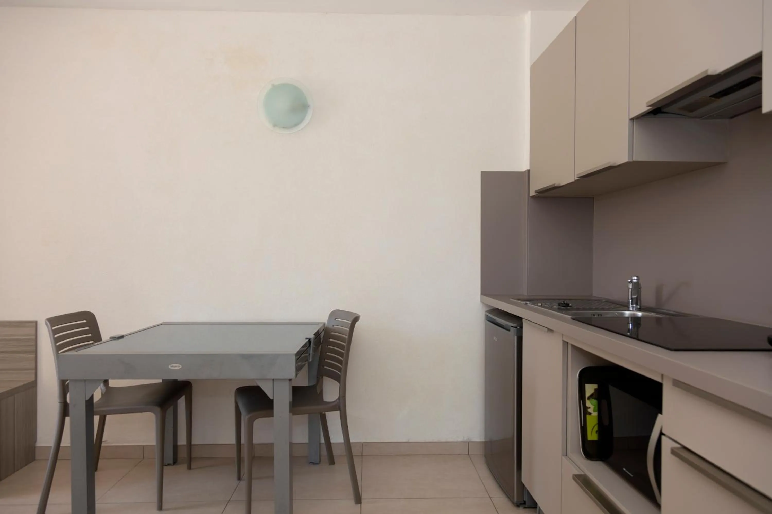 Kitchen or kitchenette in Hôtel et Résidence Ta Kladia - Omigna