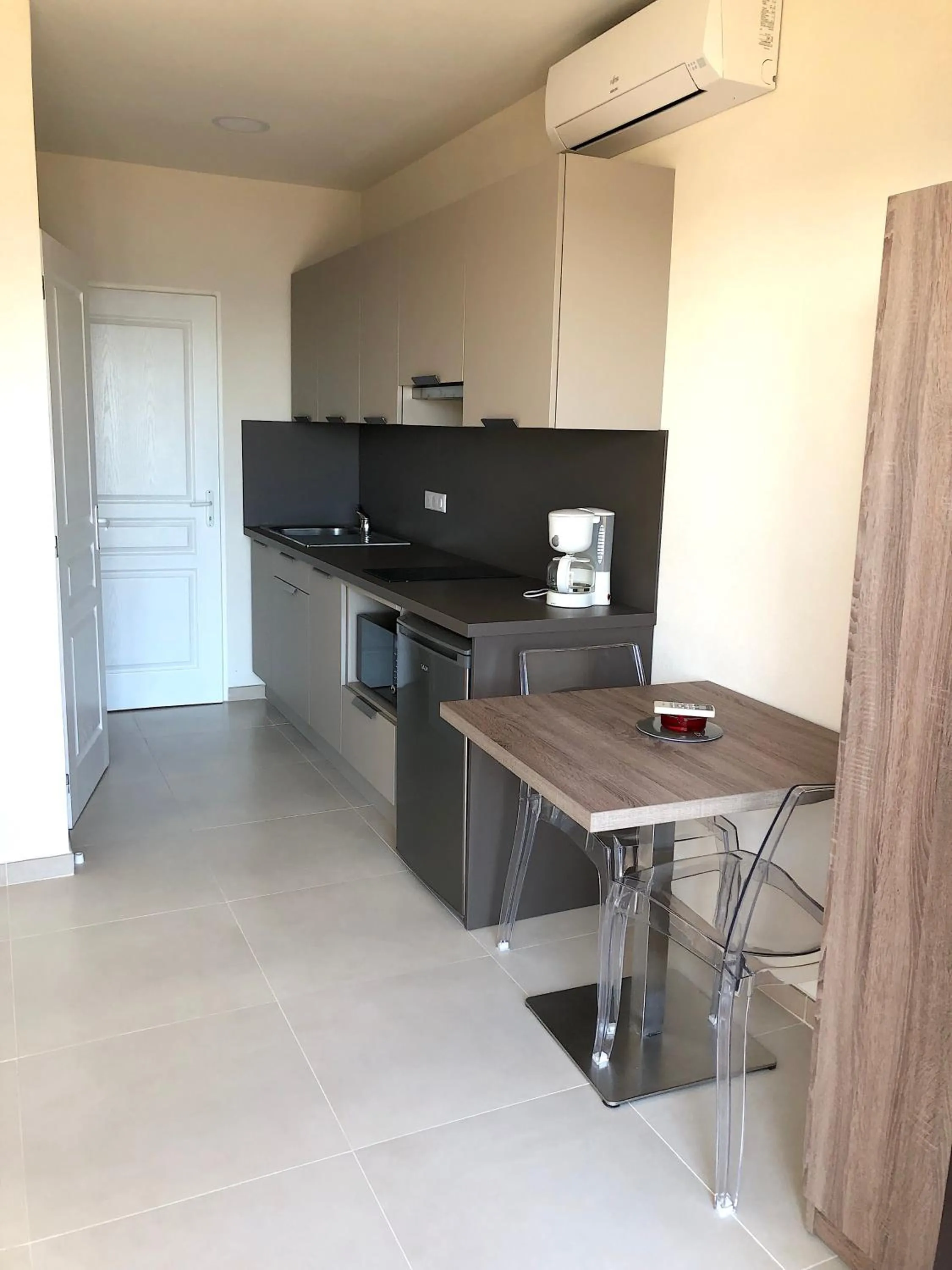 Kitchen or kitchenette in Hôtel et Résidence Ta Kladia - Omigna