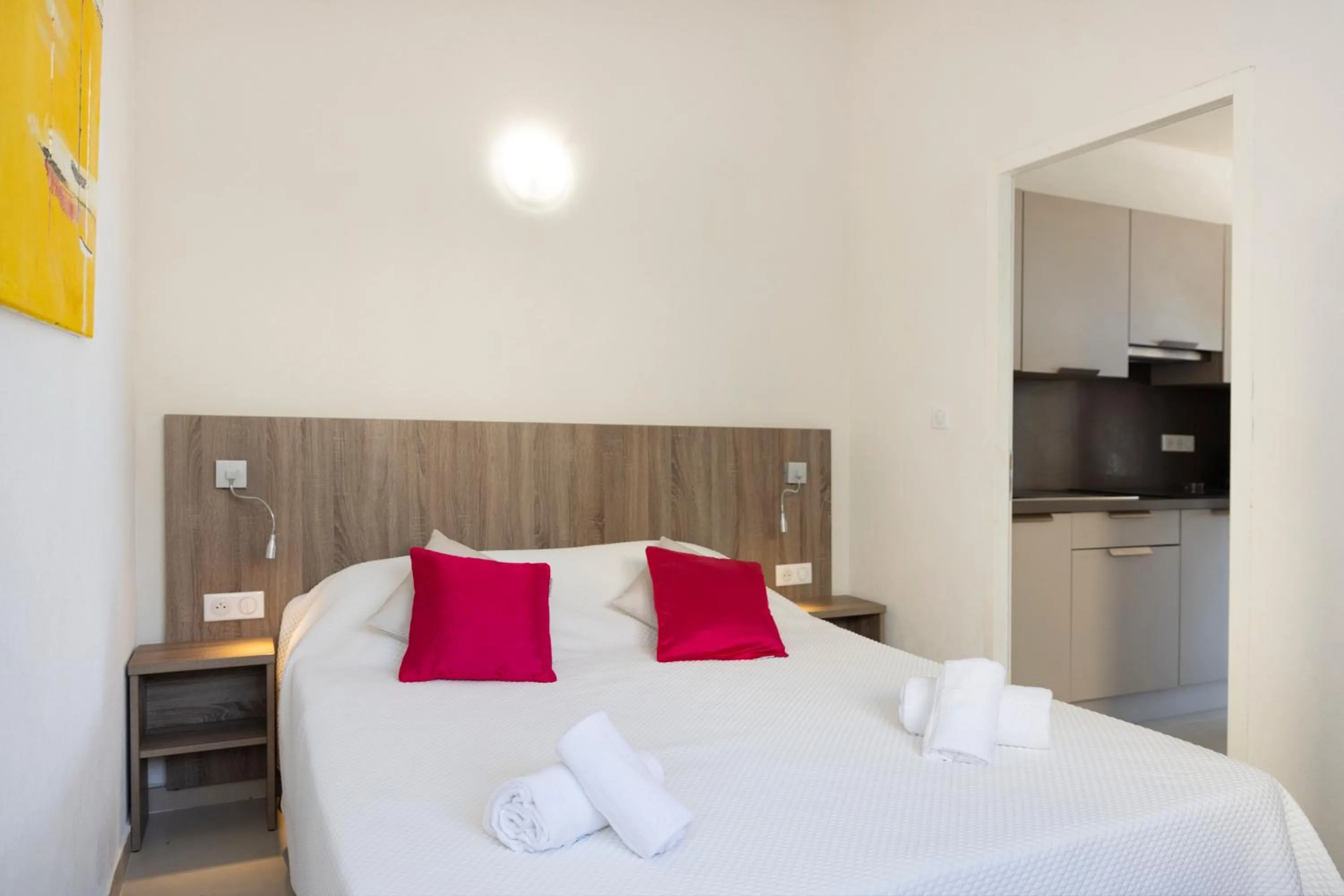 Photo of the whole room, Bed in Hôtel et Résidence Ta Kladia - Omigna