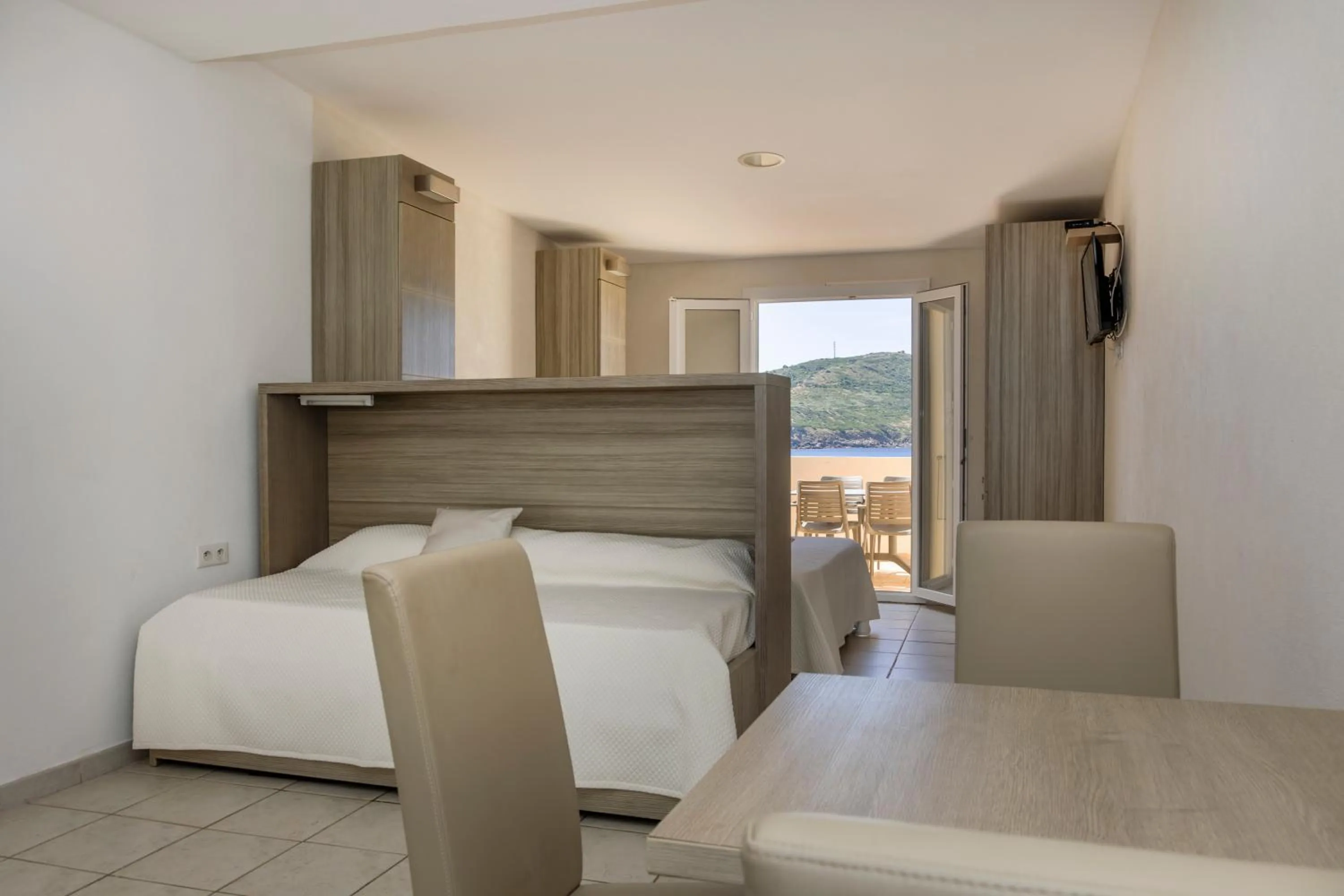 TV and multimedia, Bed in Hôtel et Résidence Ta Kladia - Omigna