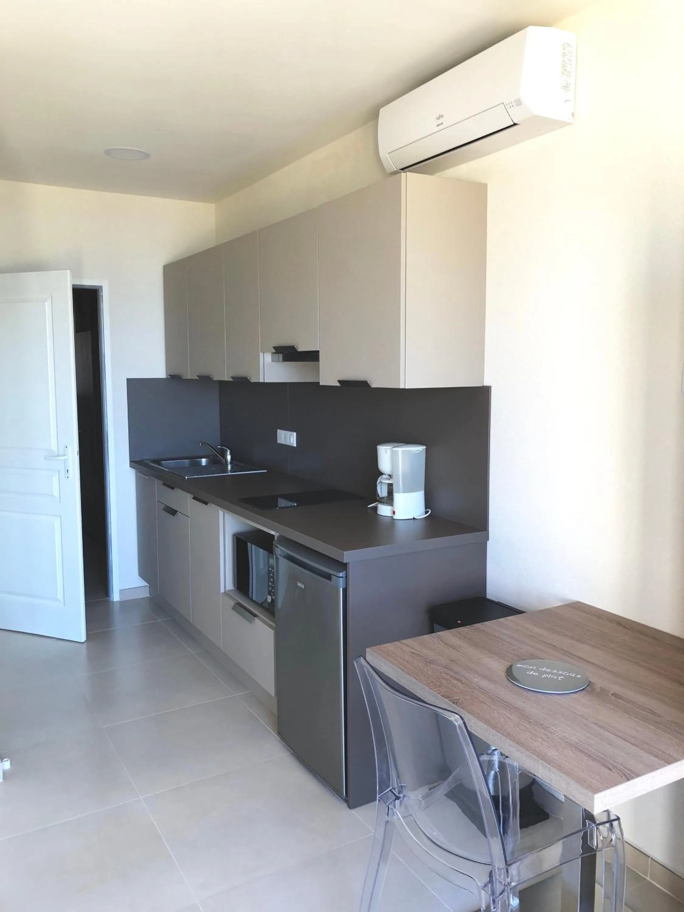 Kitchen or kitchenette in Hôtel et Résidence Ta Kladia - Omigna