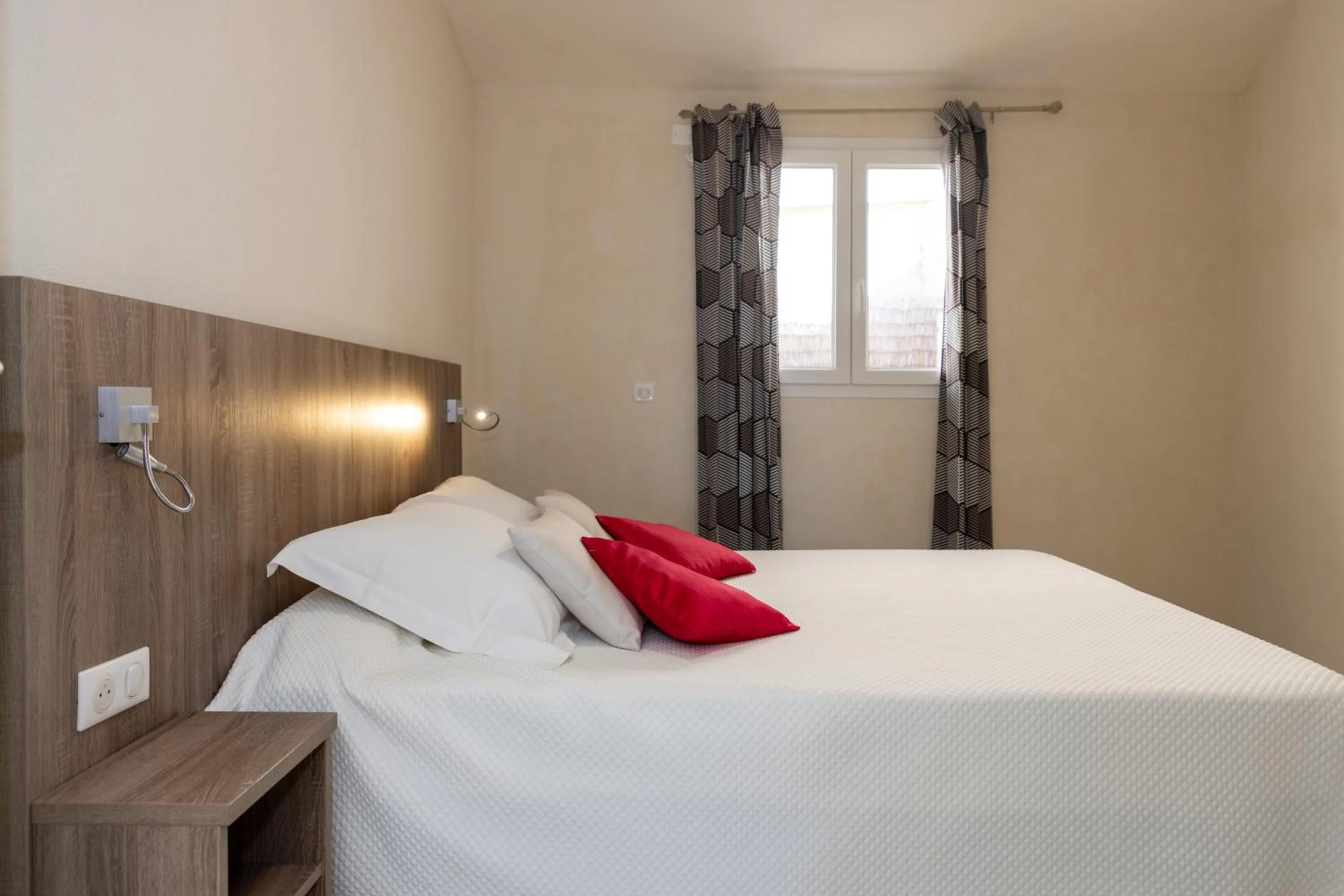 Bedroom, Bed in Hôtel et Résidence Ta Kladia - Omigna