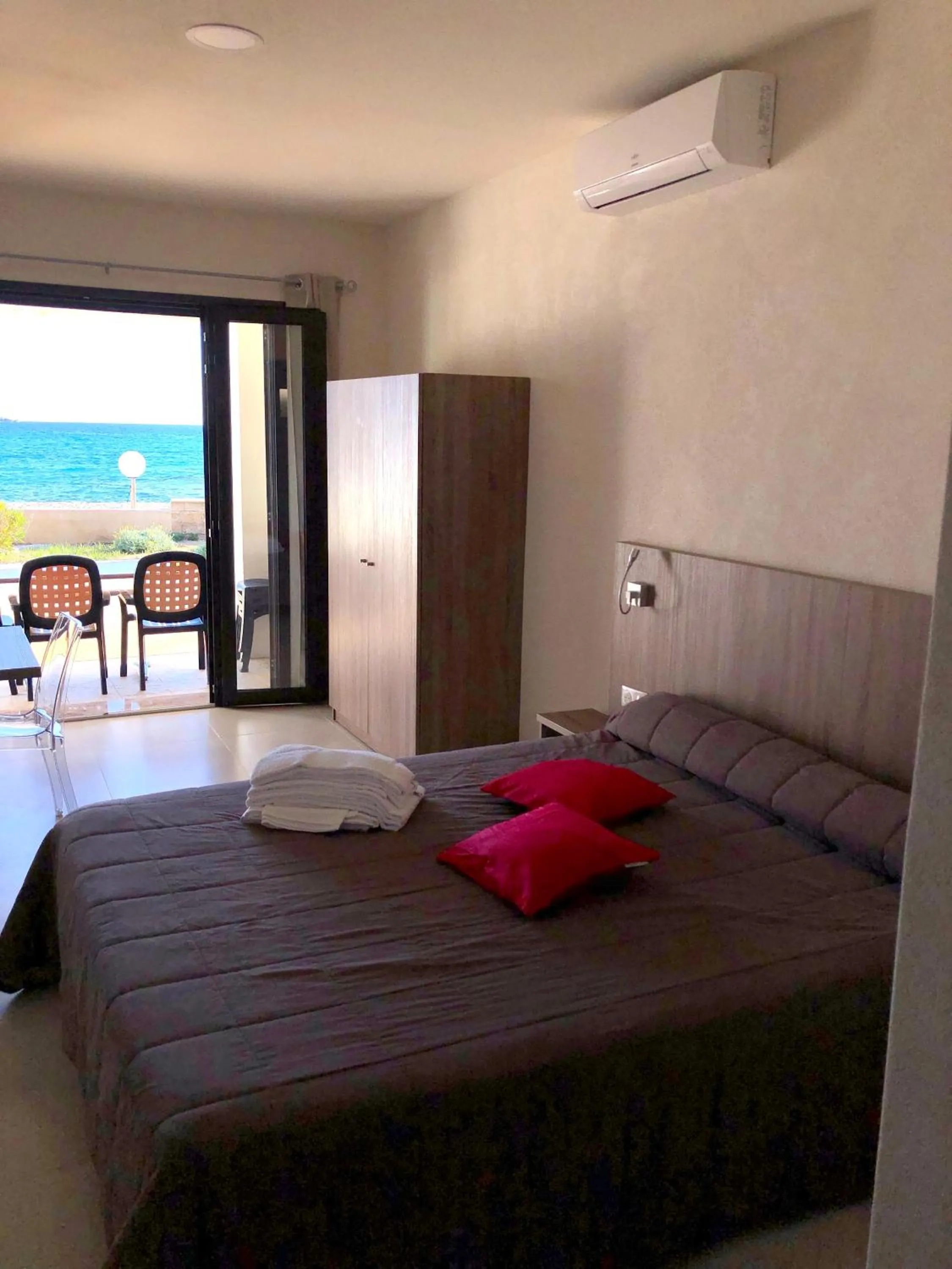 Balcony/Terrace, Bed in Hôtel et Résidence Ta Kladia - Omigna