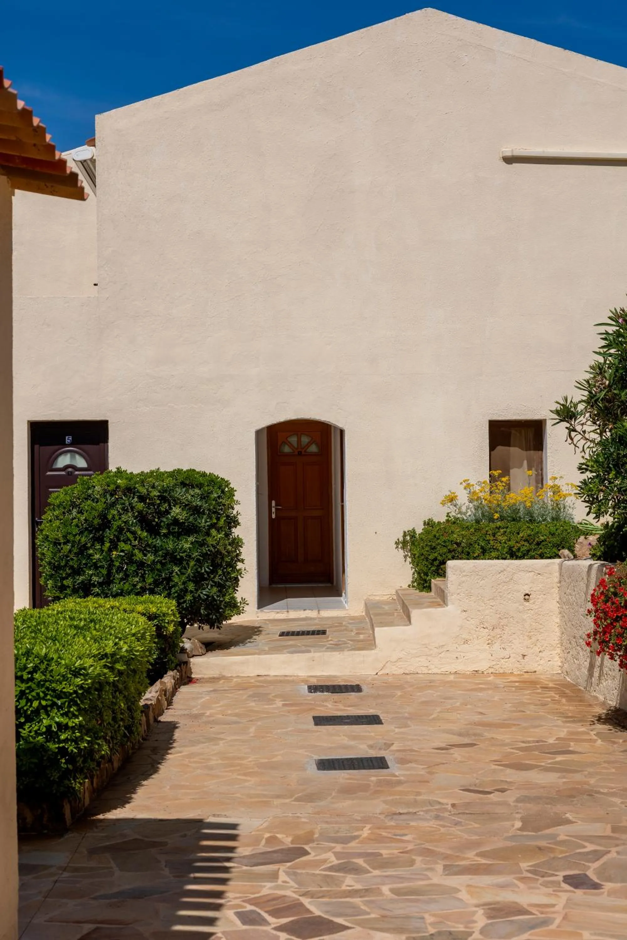 Property building in Hôtel et Résidence Ta Kladia - Omigna