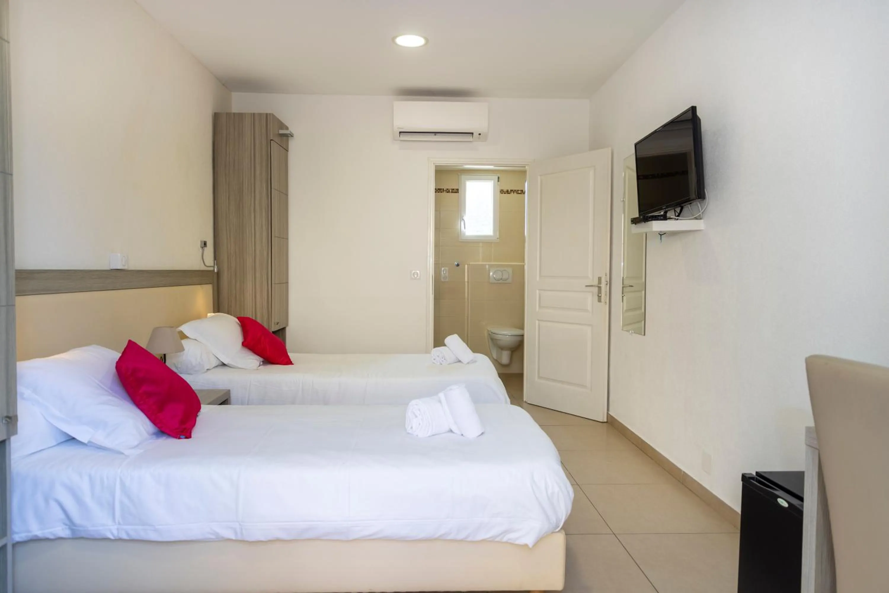 Photo of the whole room, Bed in Hôtel et Résidence Ta Kladia - Omigna