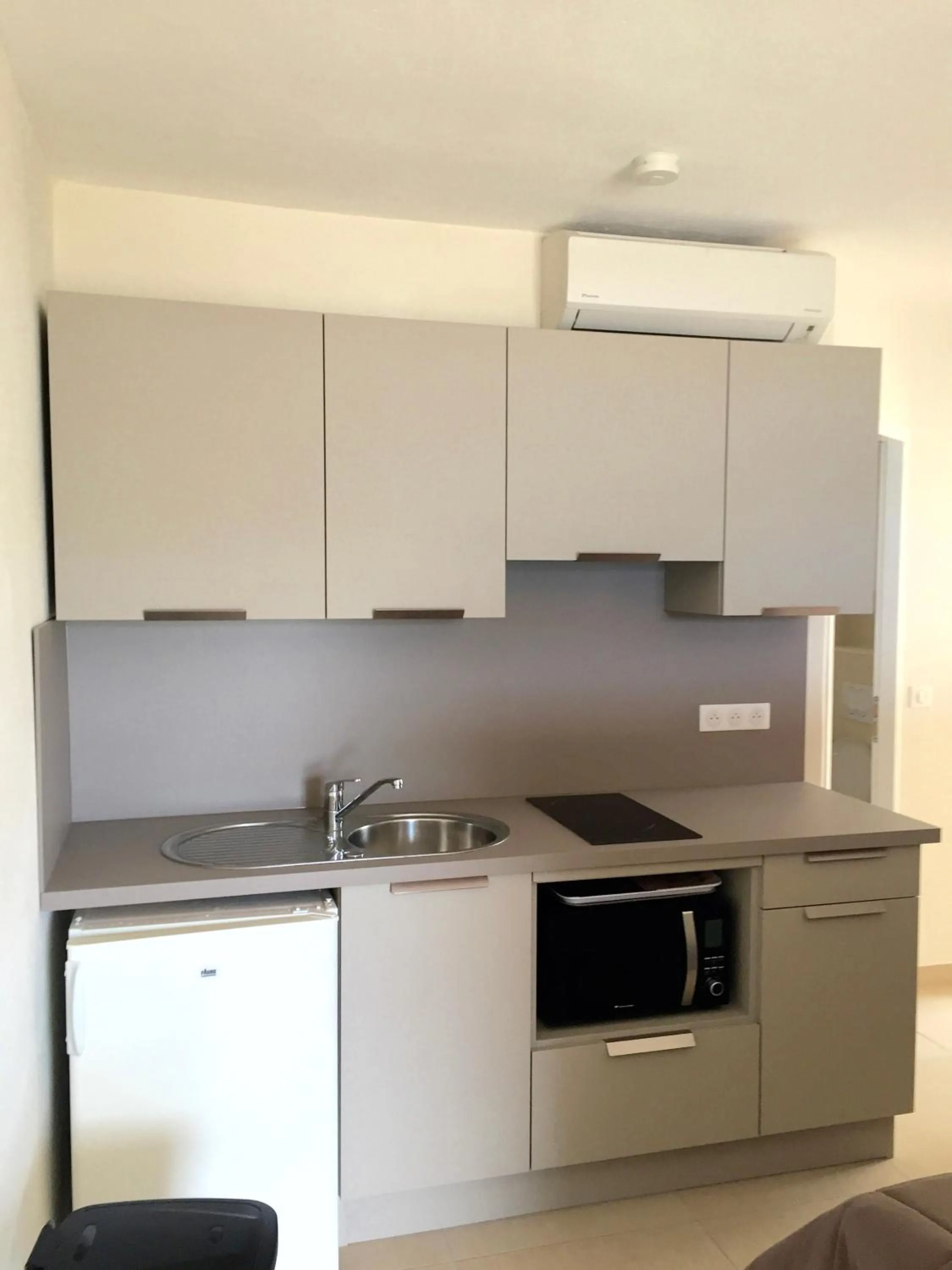 Kitchen or kitchenette in Hôtel et Résidence Ta Kladia - Omigna