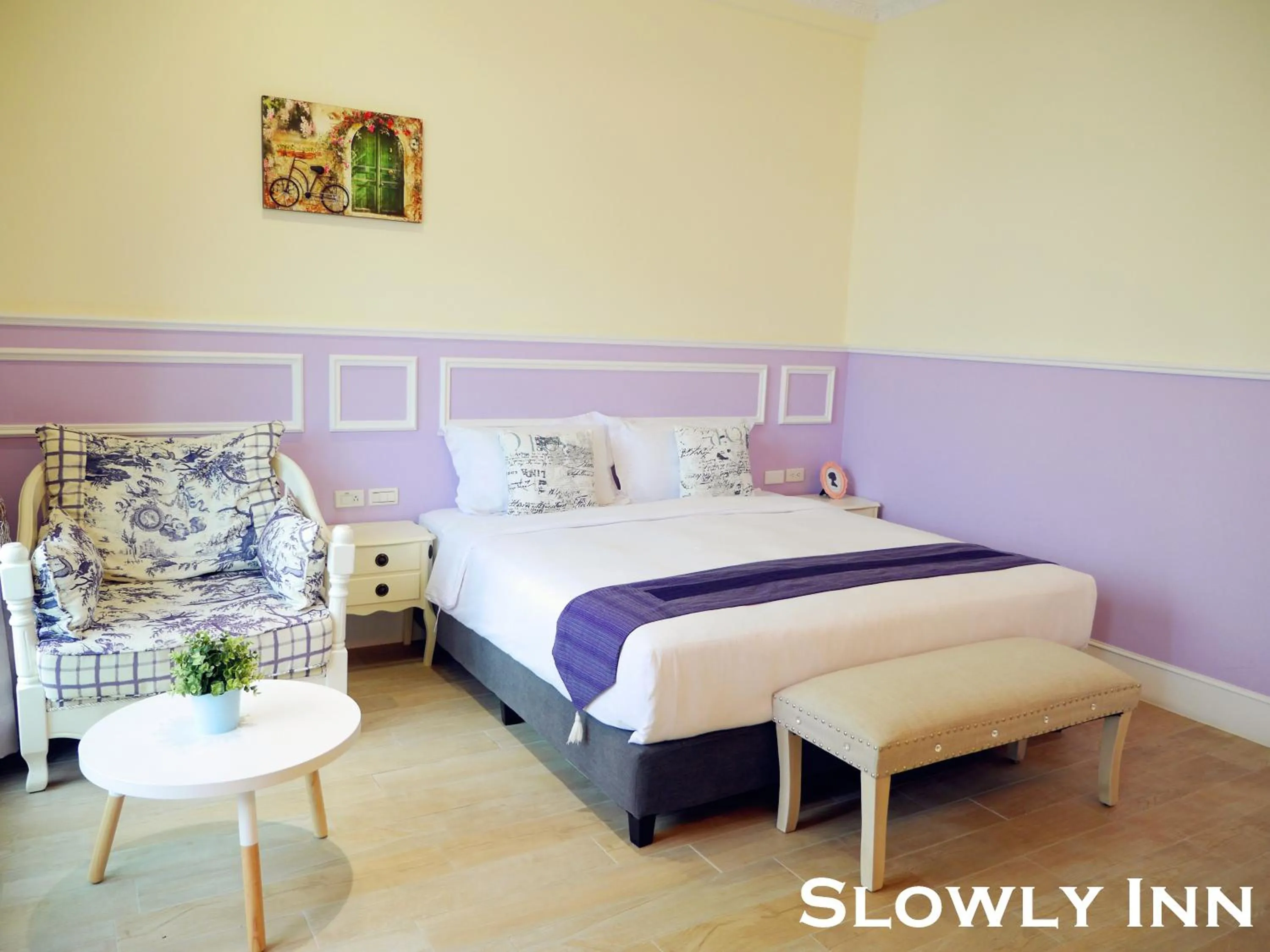 Photo of the whole room, Bed in Slowly inn