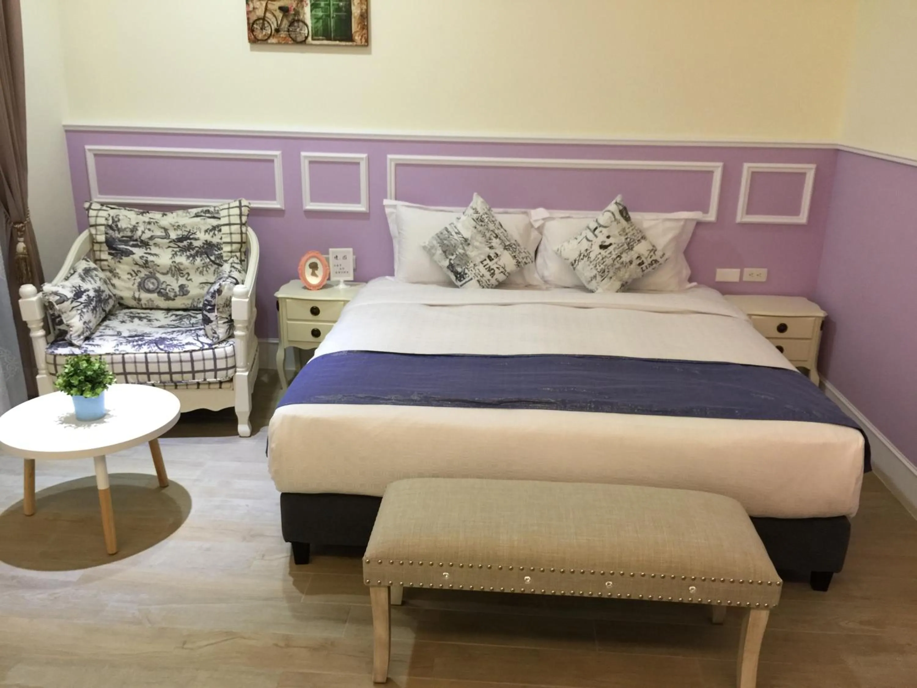 Bedroom, Bed in Slowly inn