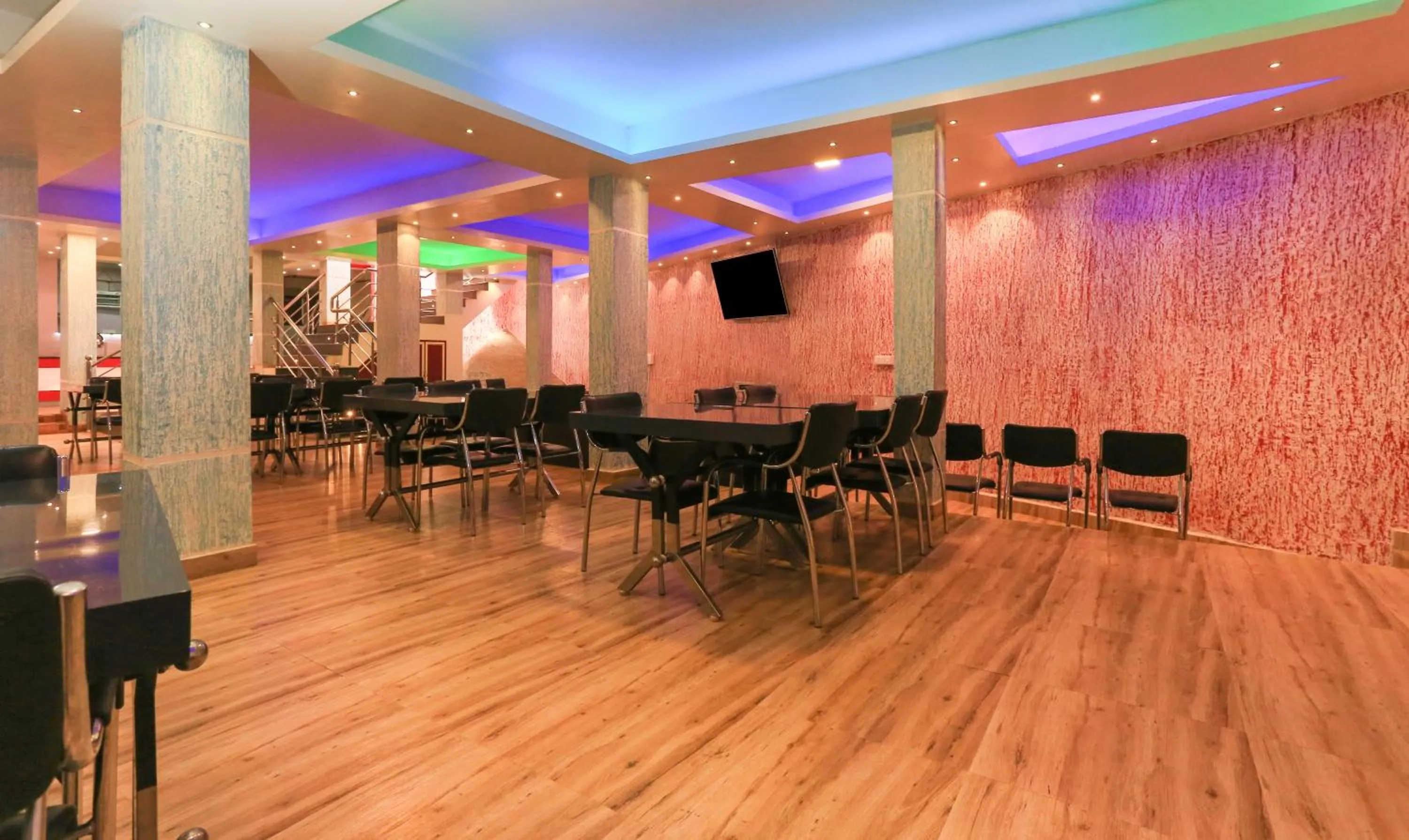 Restaurant/places to eat in Treebo Light House, 900 Mtrs From Botanical Garden