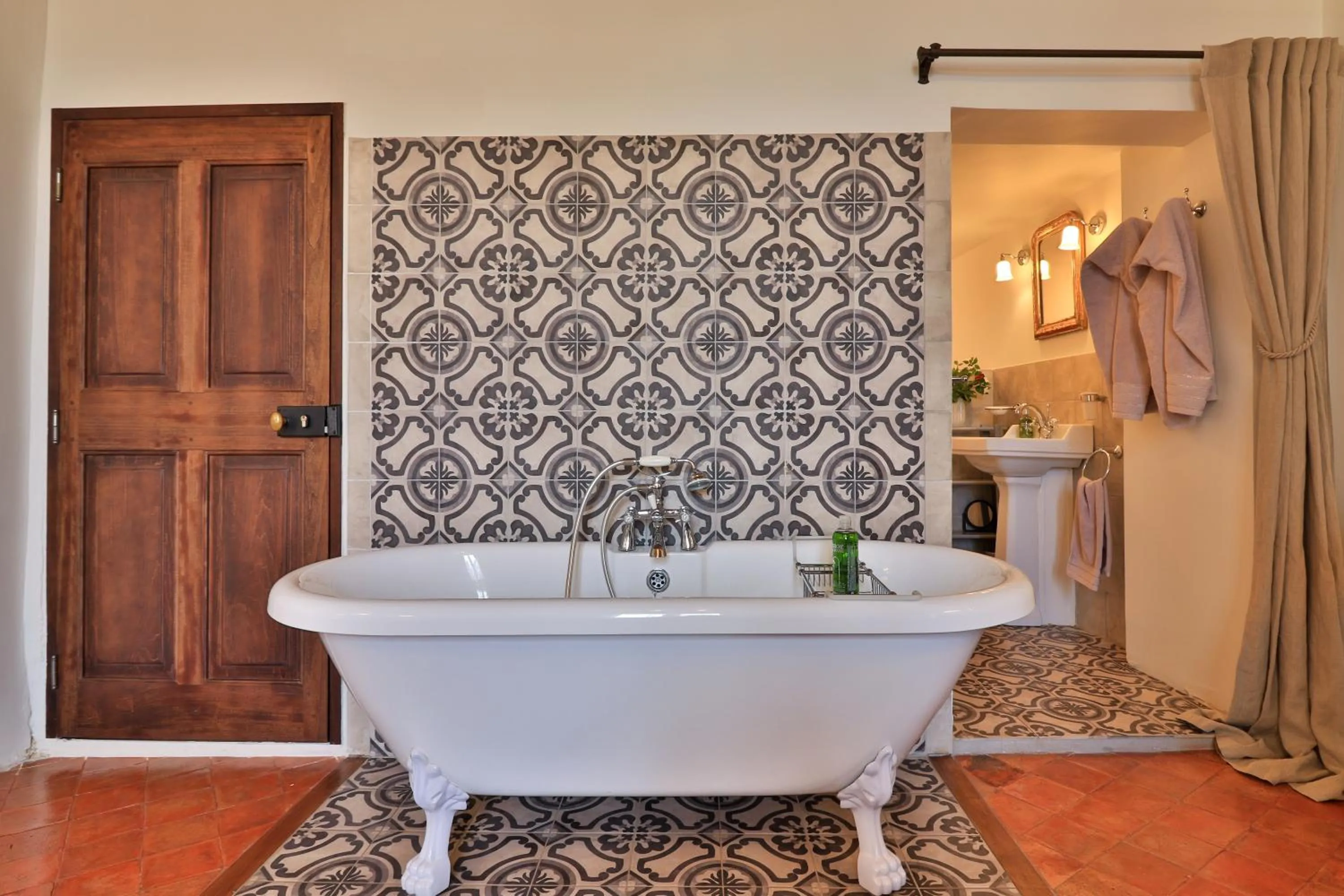 Bath in Le Jardin de Mazan