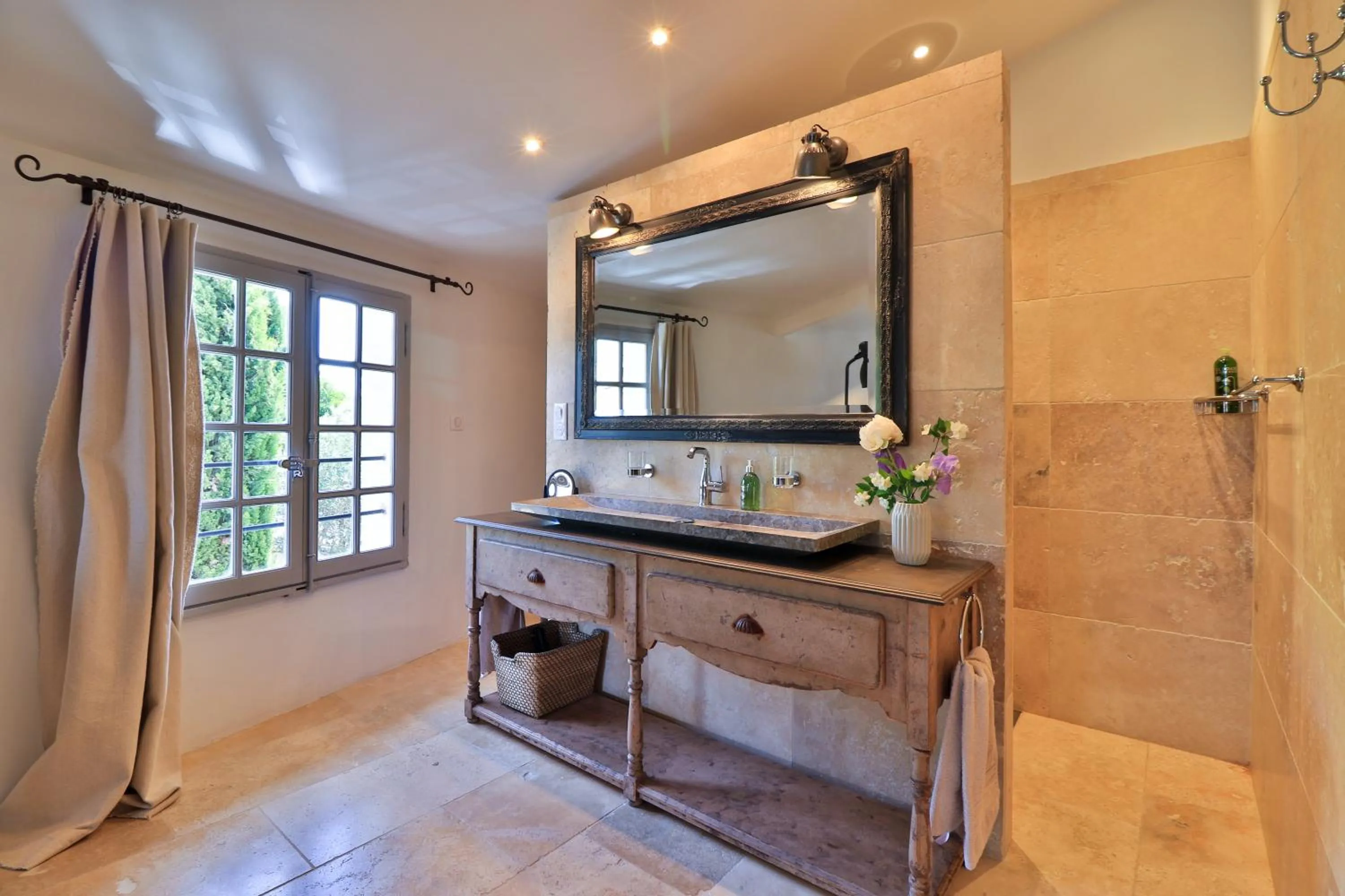 Bathroom in Le Jardin de Mazan