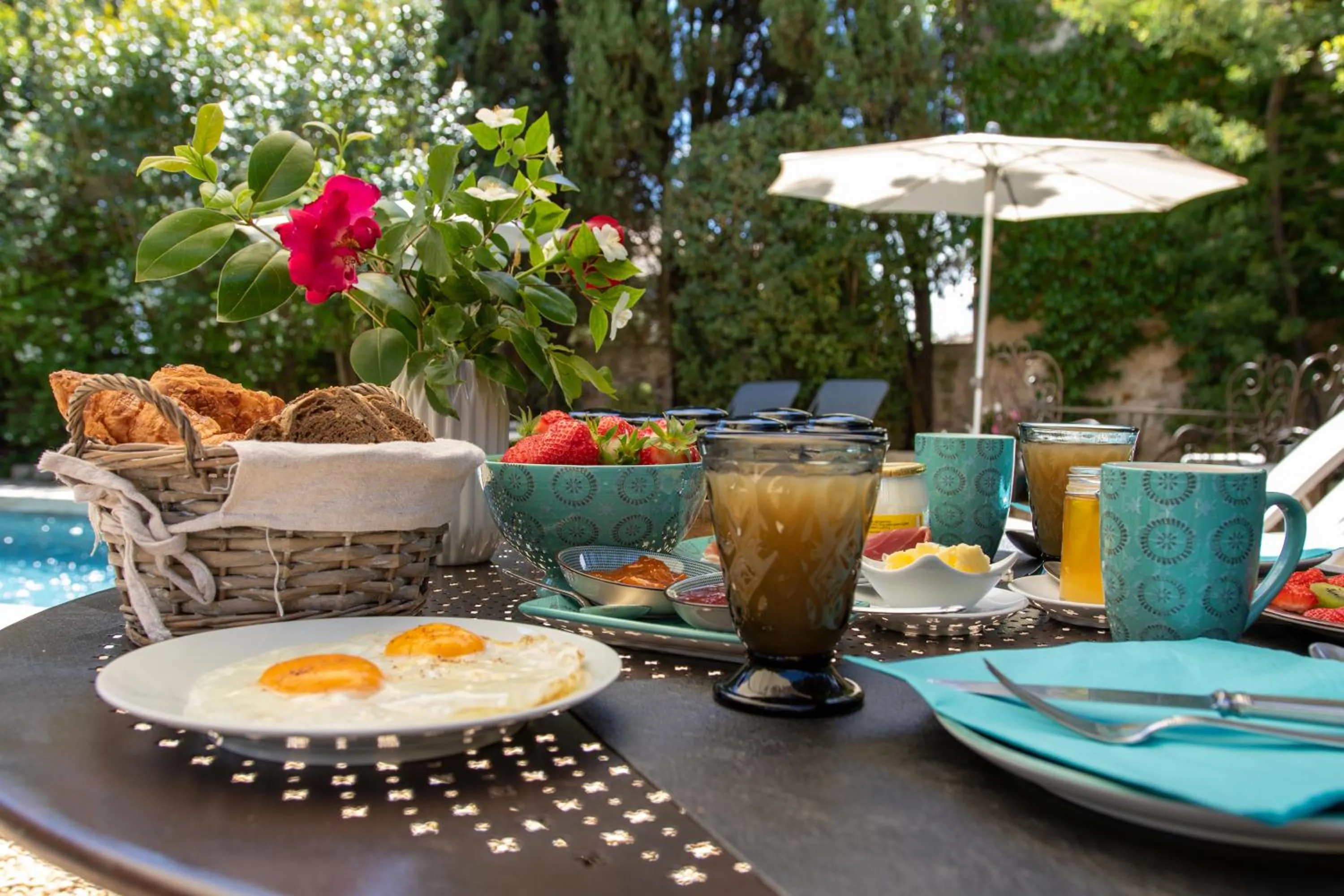 Breakfast in Le Jardin de Mazan
