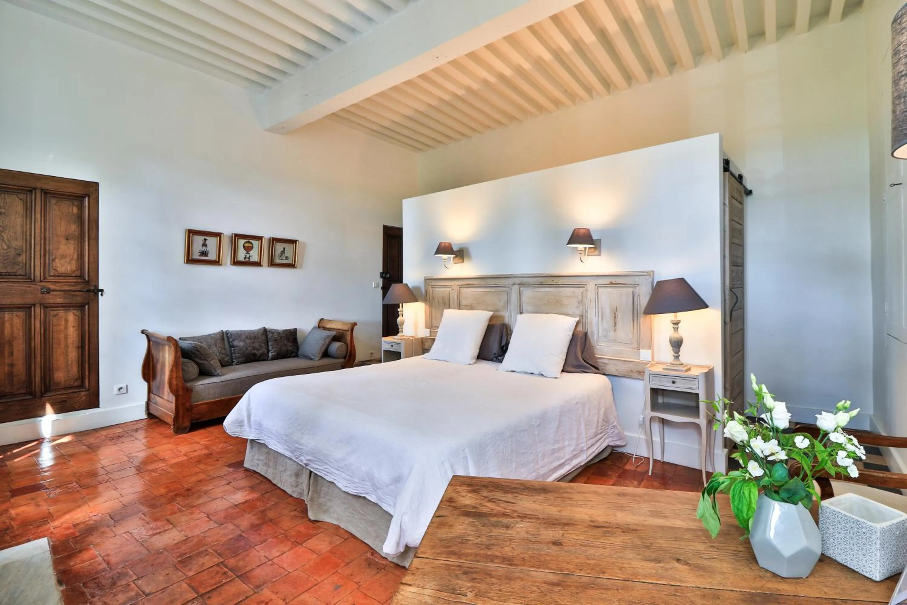 Photo of the whole room, Bed in Le Jardin de Mazan