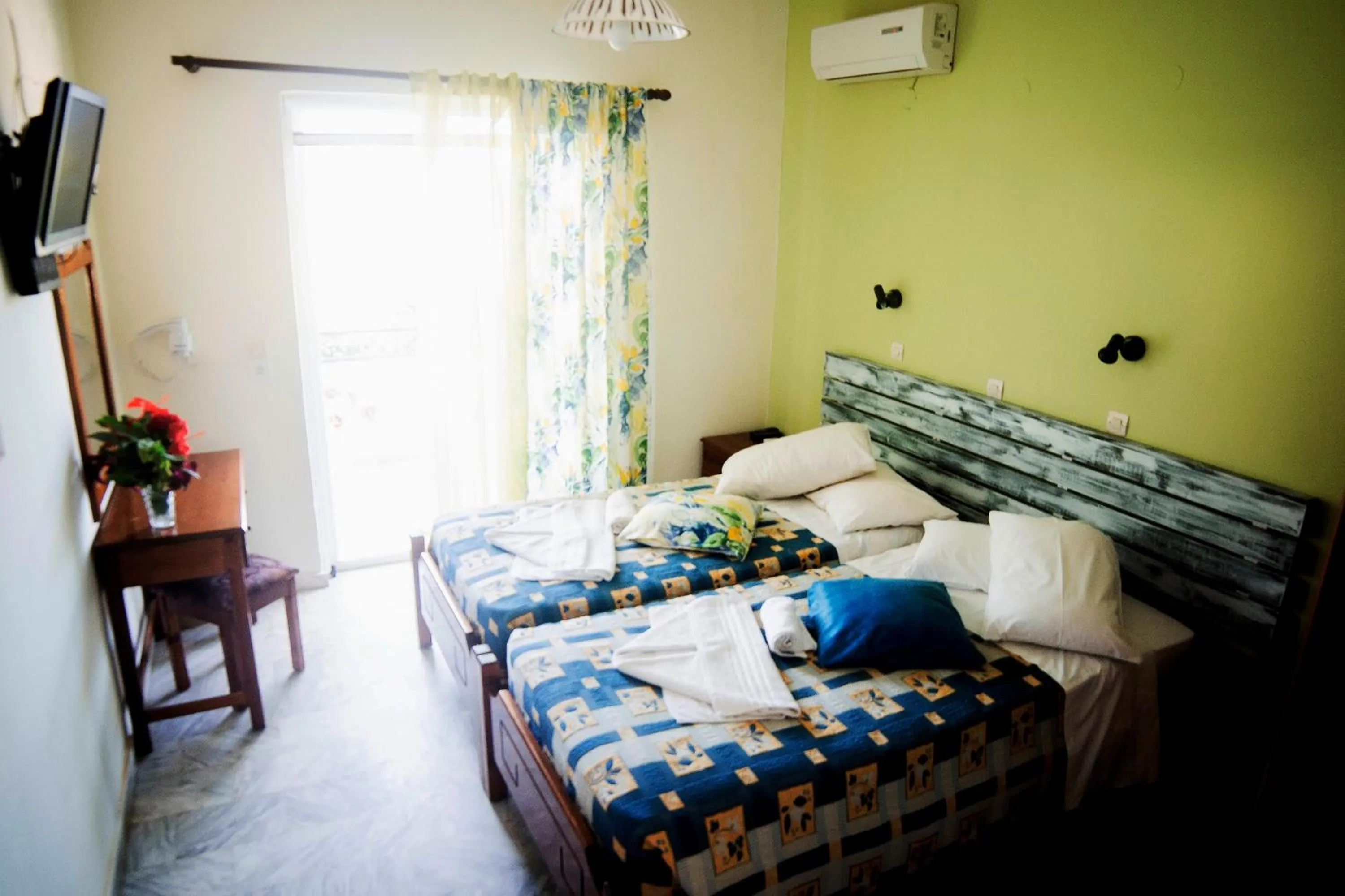 Photo of the whole room, Bed in Yiannis Apartments