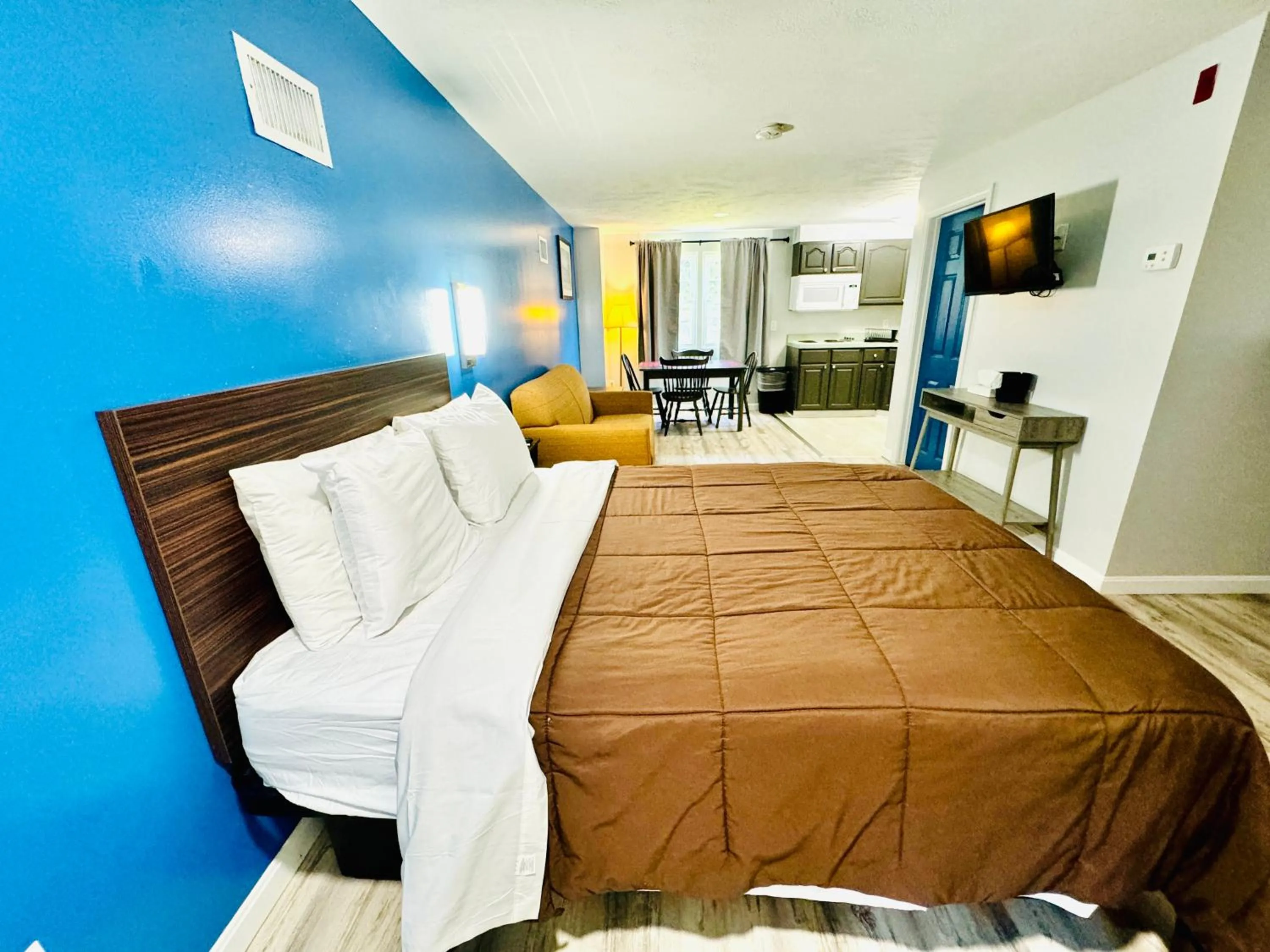 Photo of the whole room, Bed in Blue Spruce