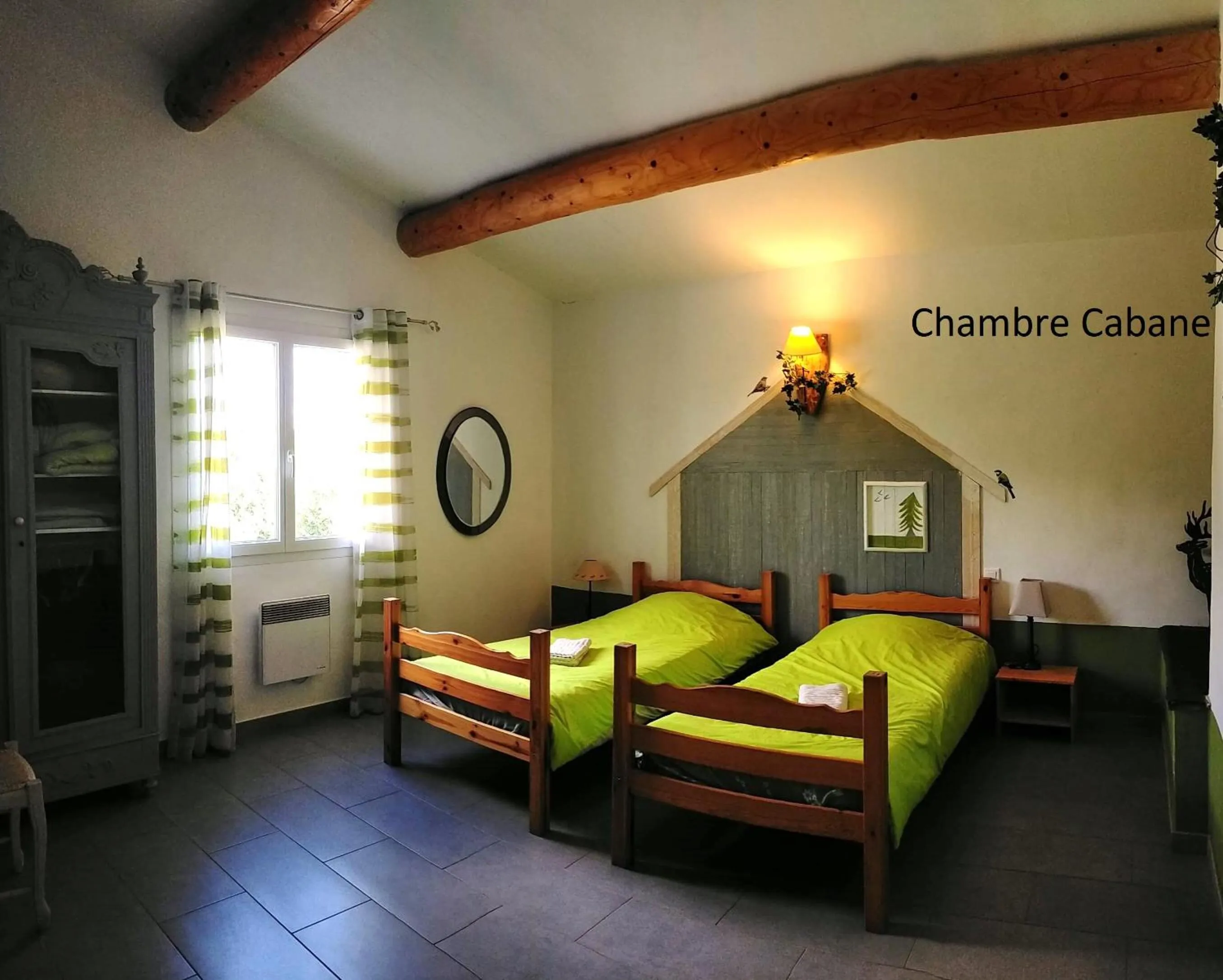 TV and multimedia, Bed in La Sarriette - Chambres d'hôtes et gîte d'étape à Eygalières