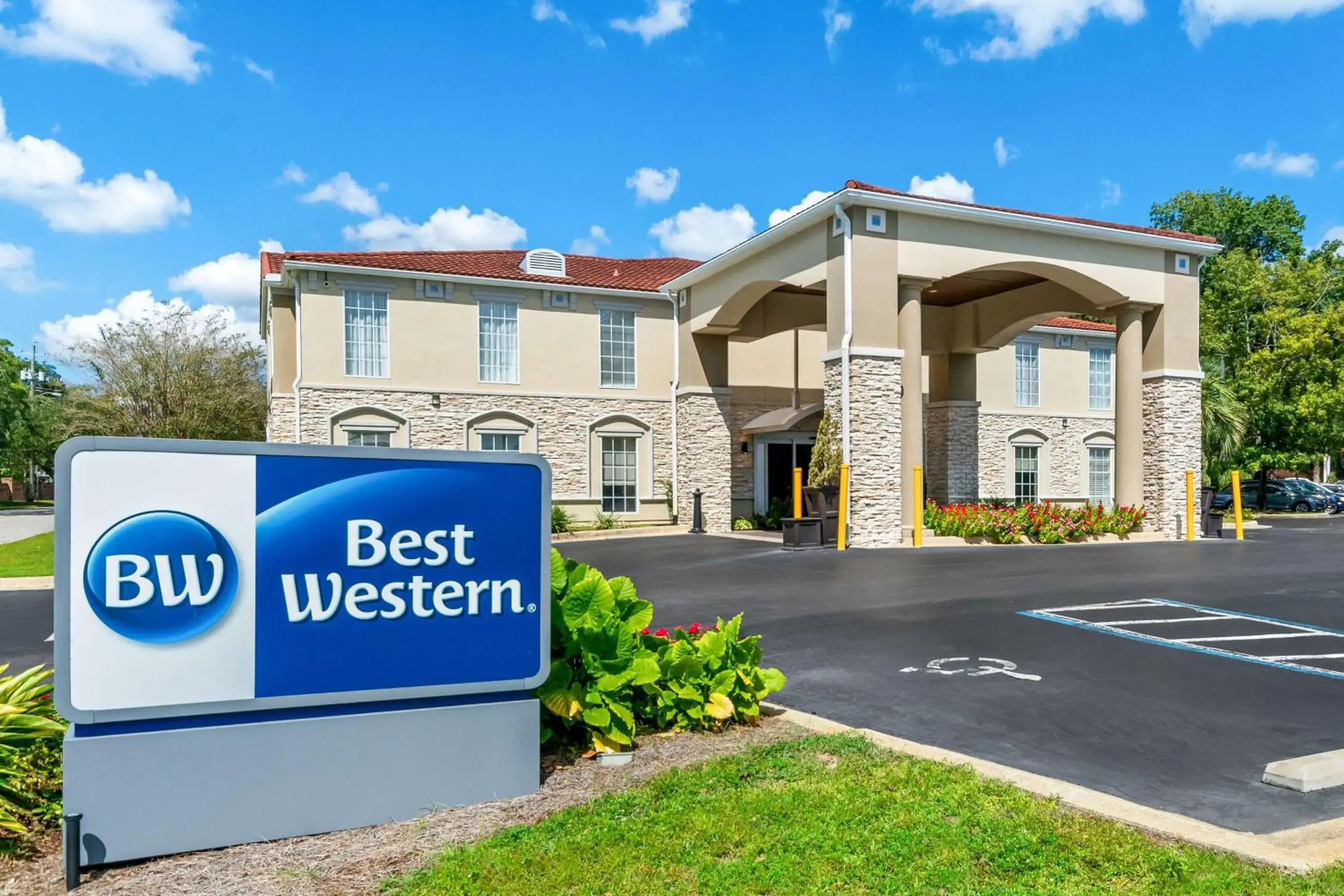 Property building in Best Western Niceville - Eglin AFB Hotel Property building in Best Western Niceville - Eglin AFB Hotel
