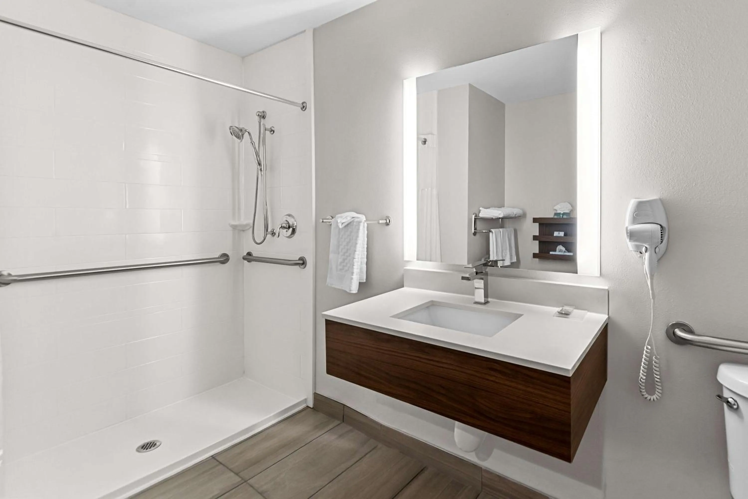 Bathroom in Best Western Niceville - Eglin AFB Hotel