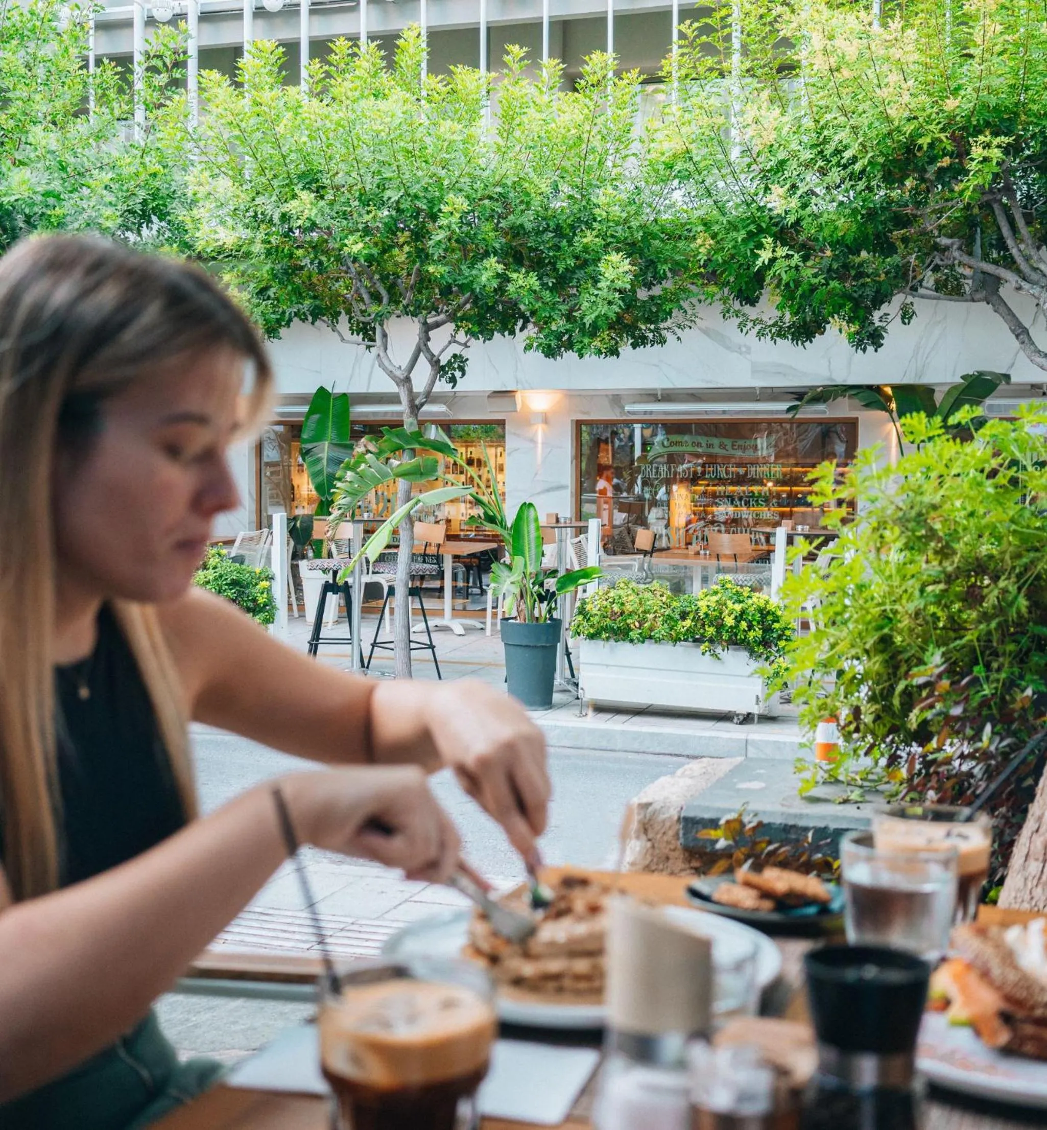 Restaurant/places to eat in Olive Green Hotel