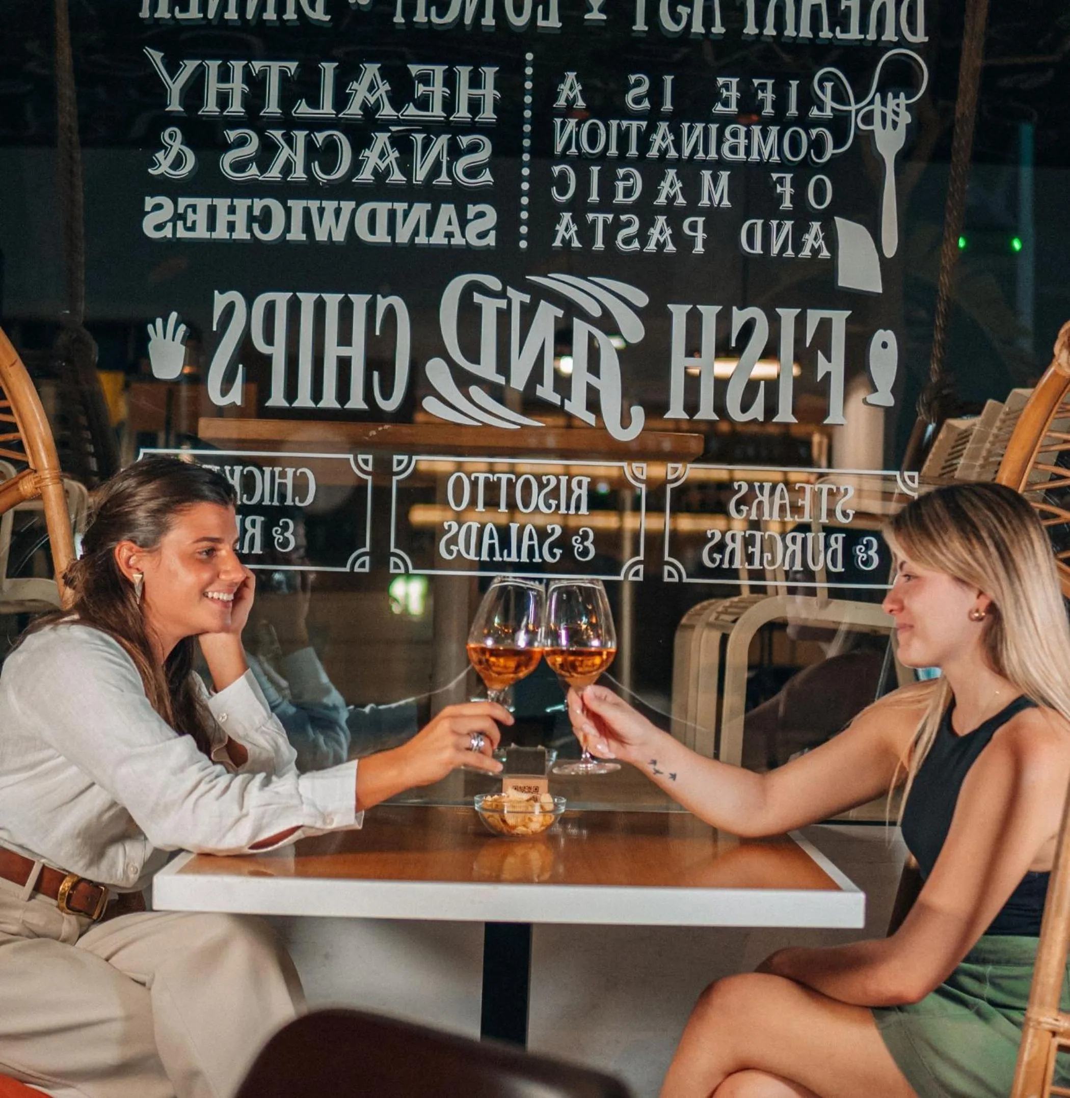 Restaurant/places to eat in Olive Green Hotel