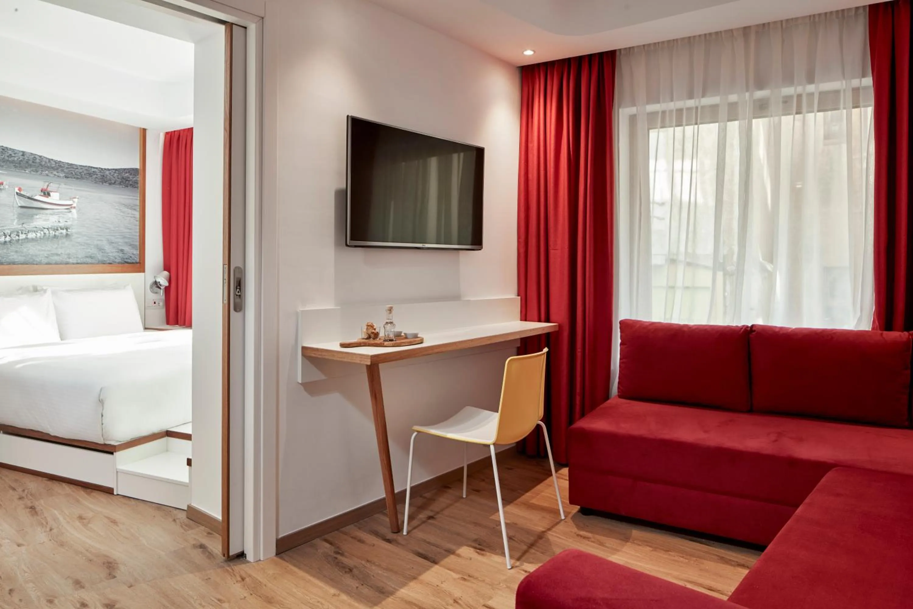 Communal lounge/ TV room, Bed in Olive Green Hotel