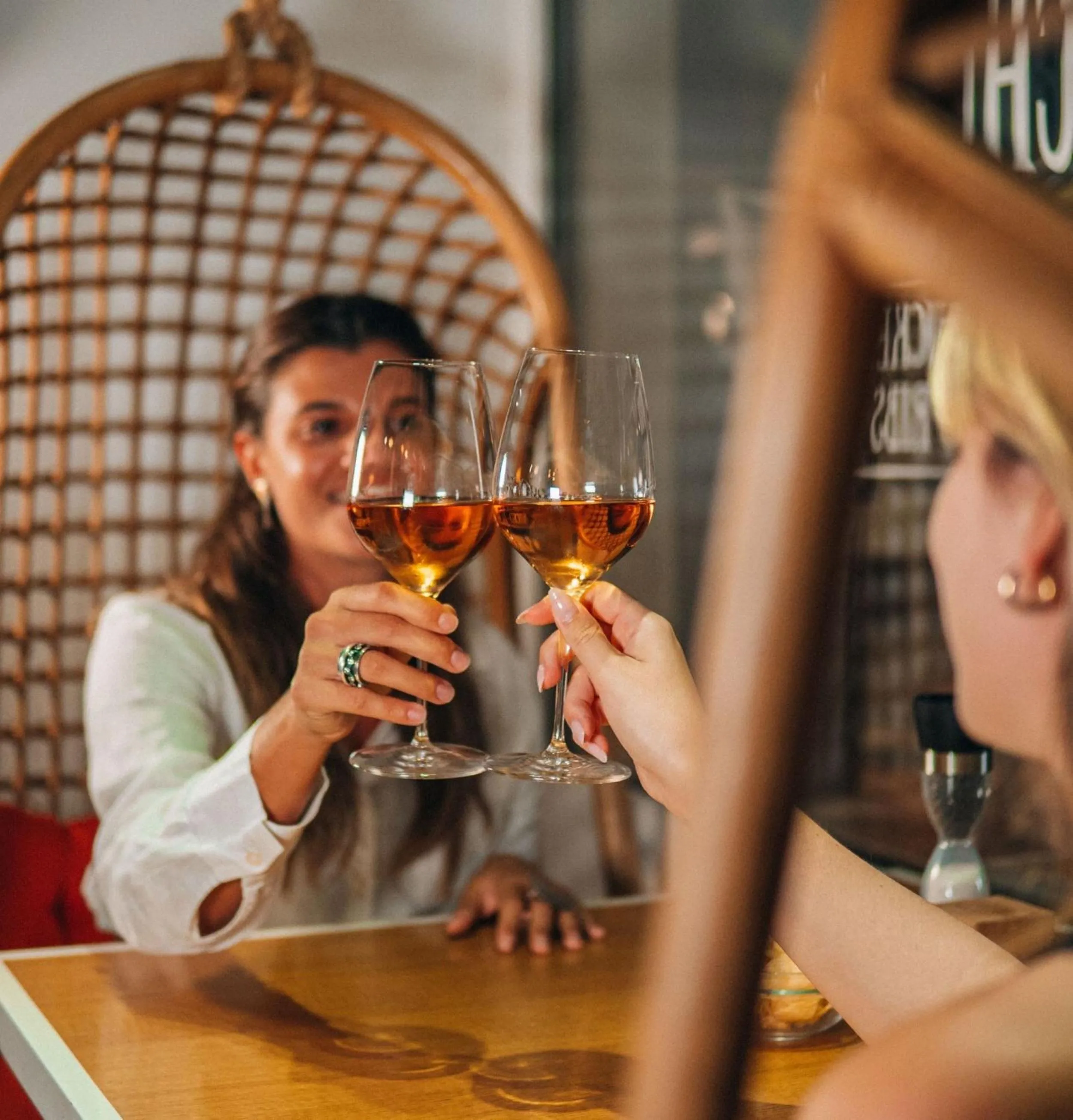 Restaurant/places to eat in Olive Green Hotel