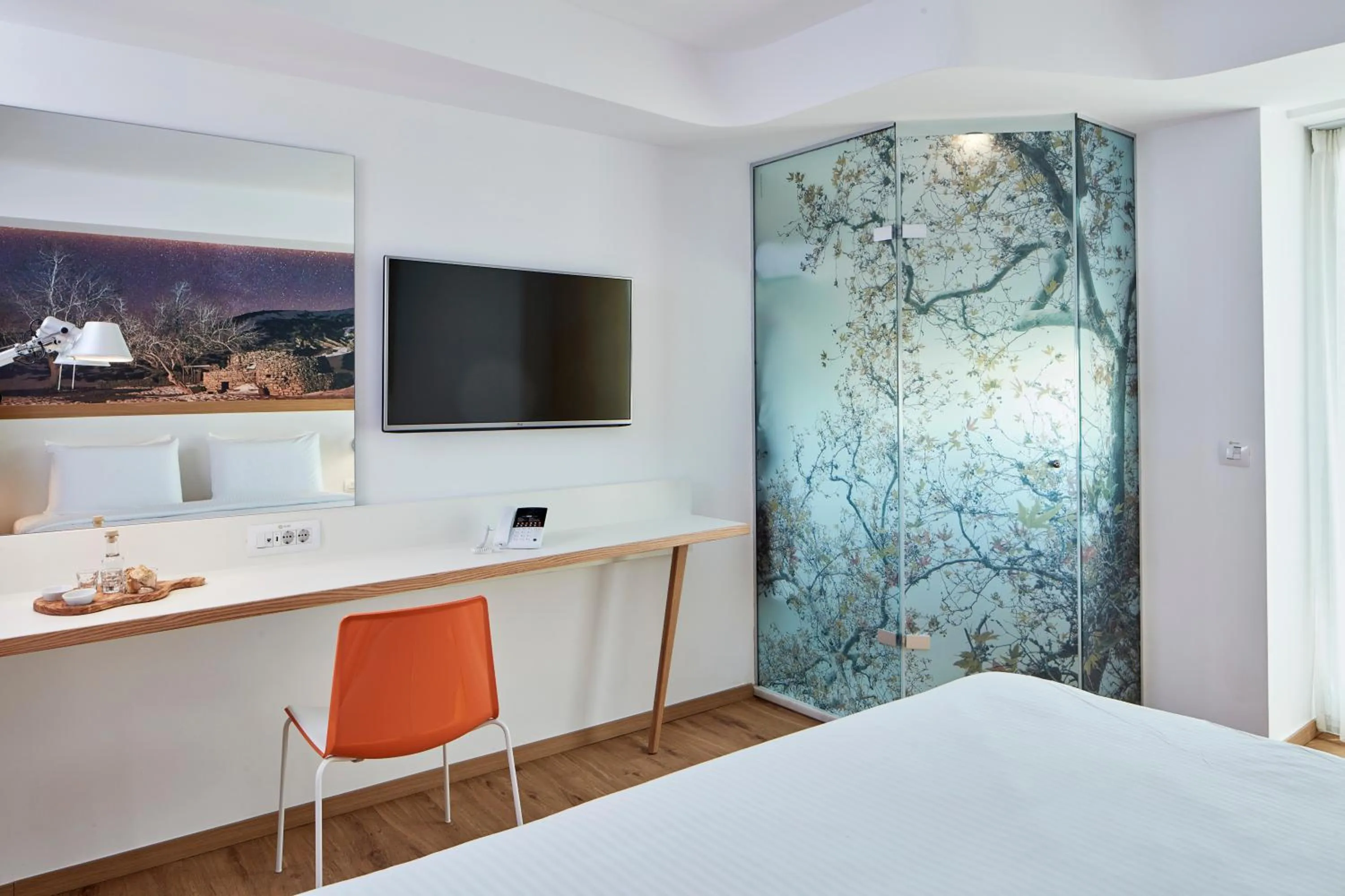 Shower, Bed in Olive Green Hotel