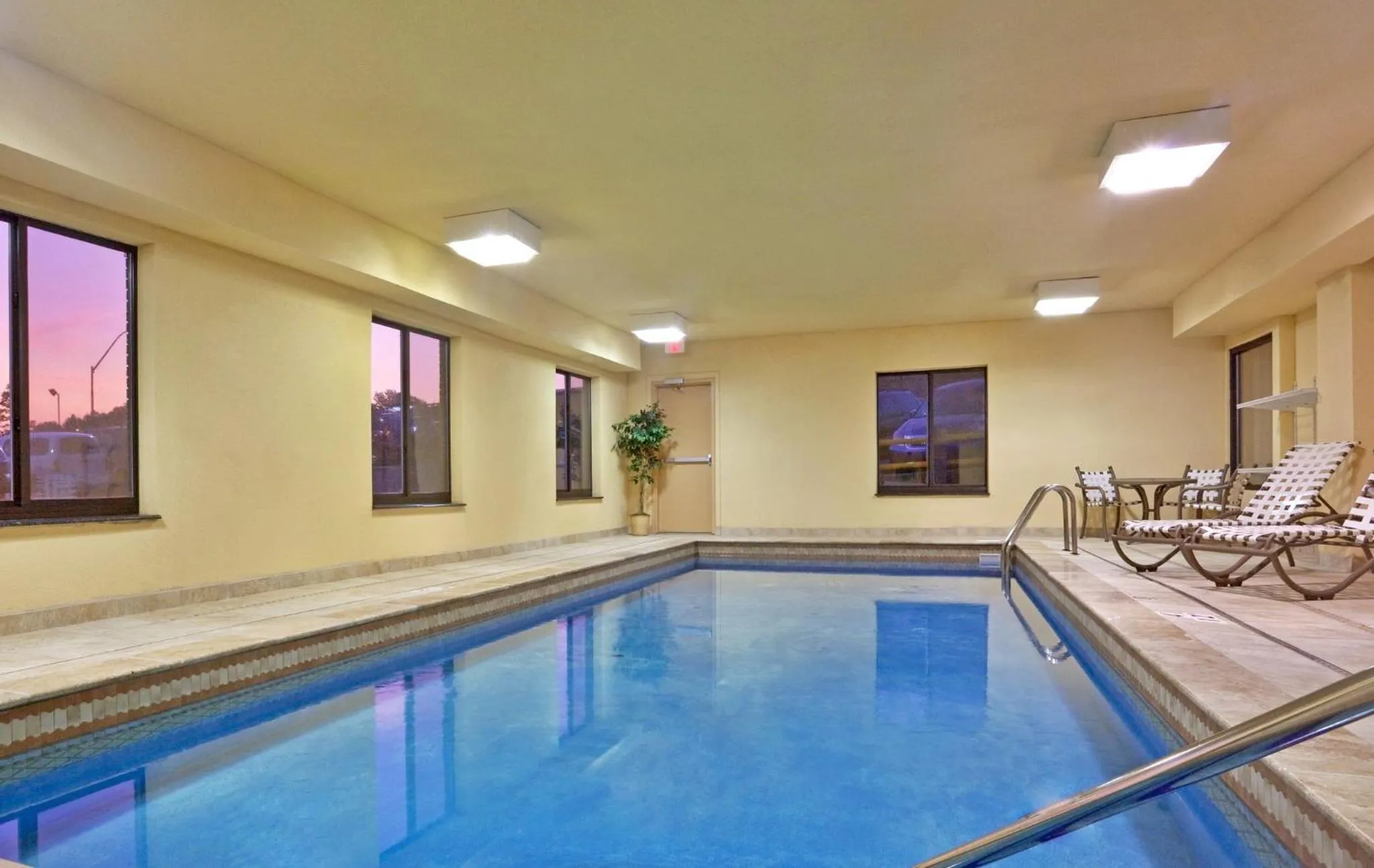 Swimming pool in Holiday Inn Express Hotel & Suites Erie an IHG Hotel