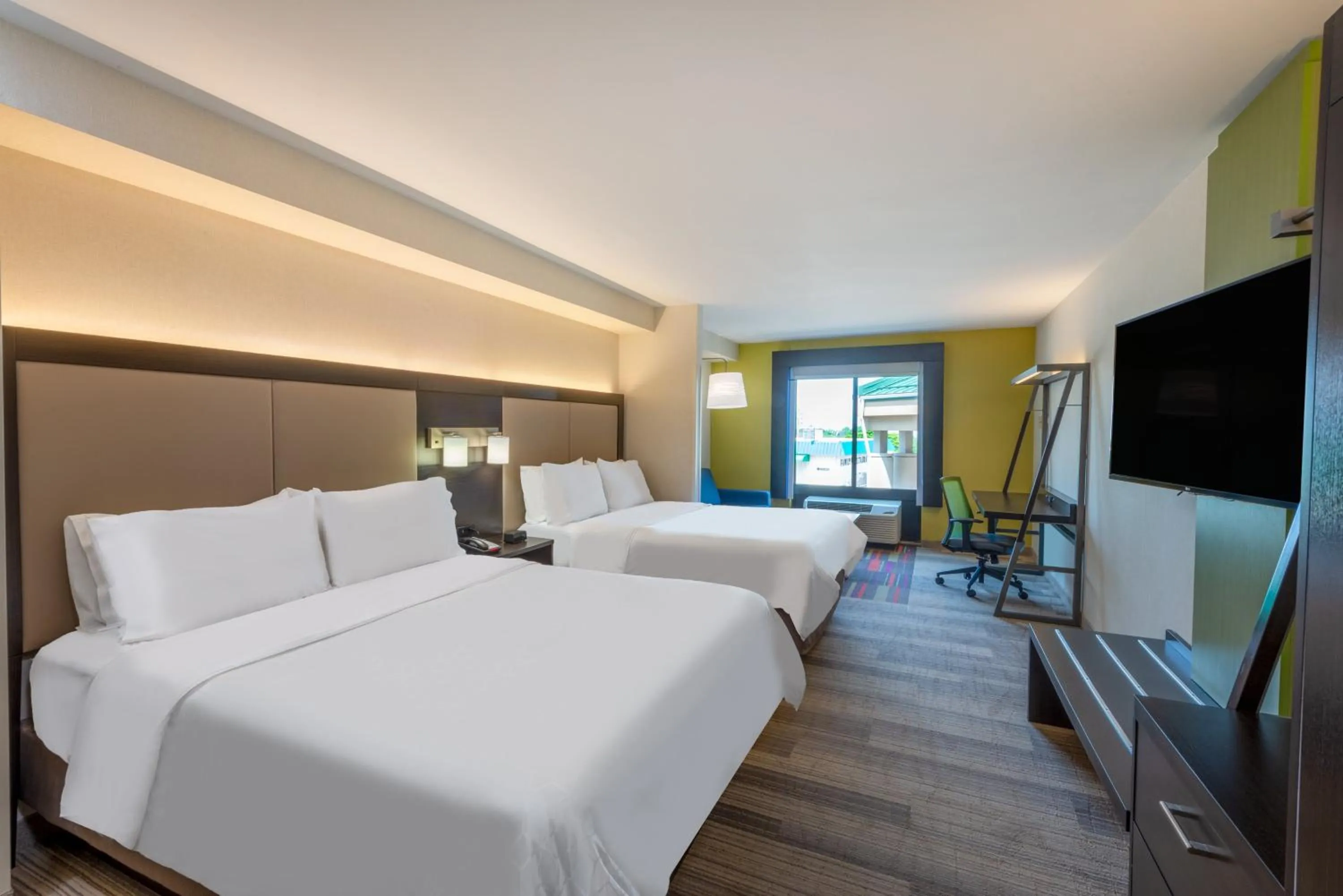 Photo of the whole room, Bed in Holiday Inn Express Hotel & Suites Erie an IHG Hotel