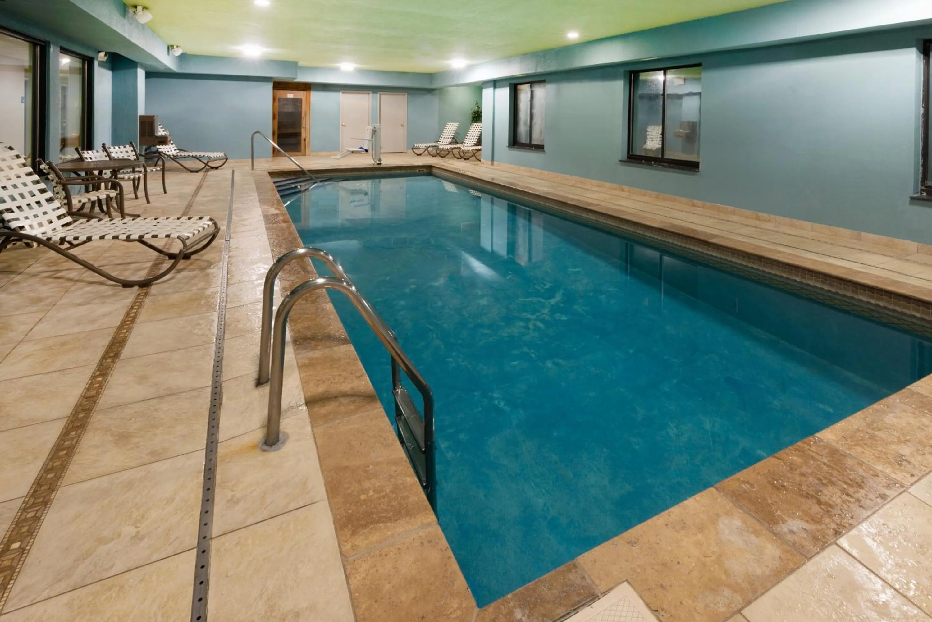 Swimming pool in Holiday Inn Express Hotel & Suites Erie an IHG Hotel
