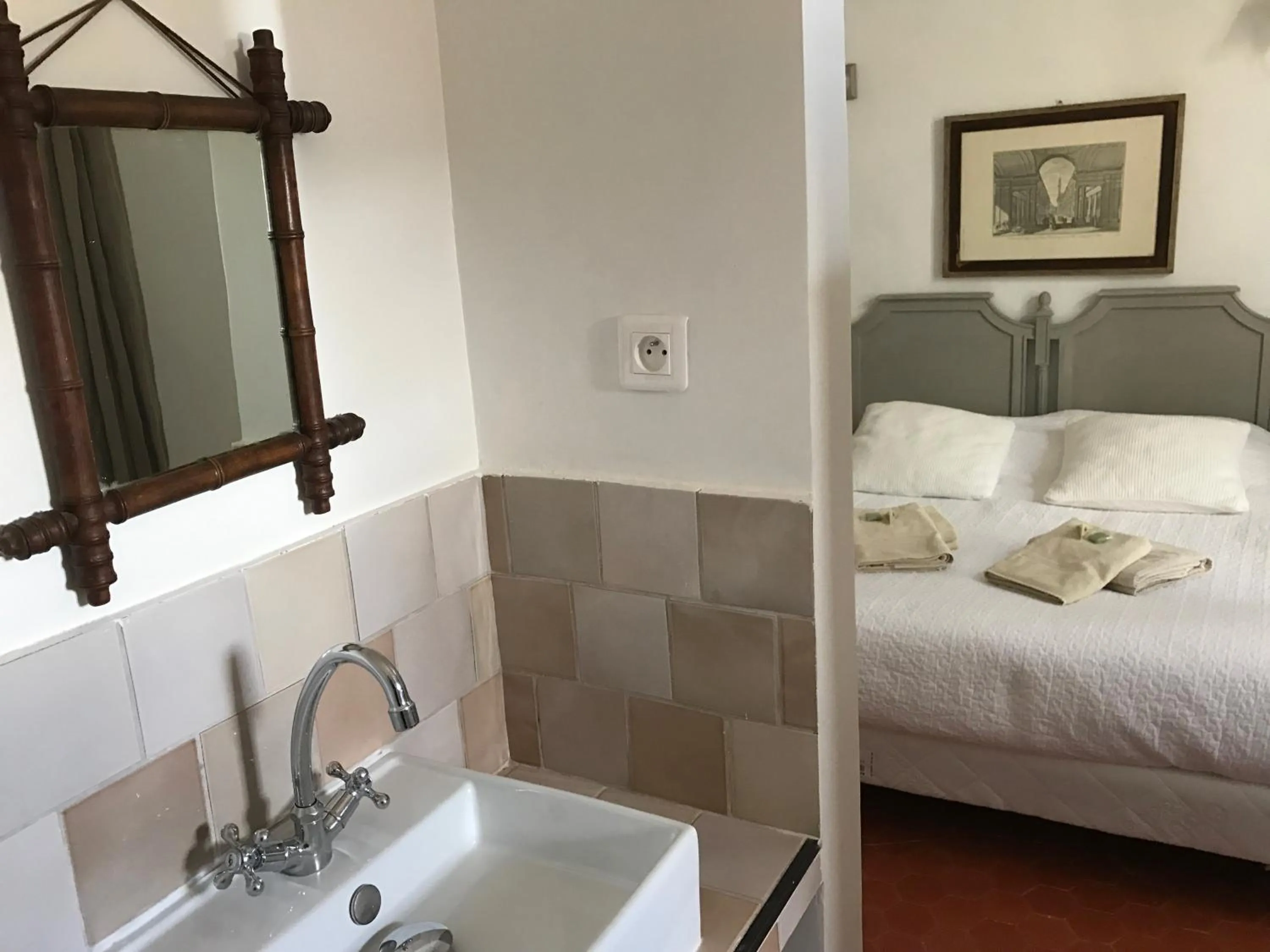 Photo of the whole room, Bed in Hôtel Particulier des Lumières