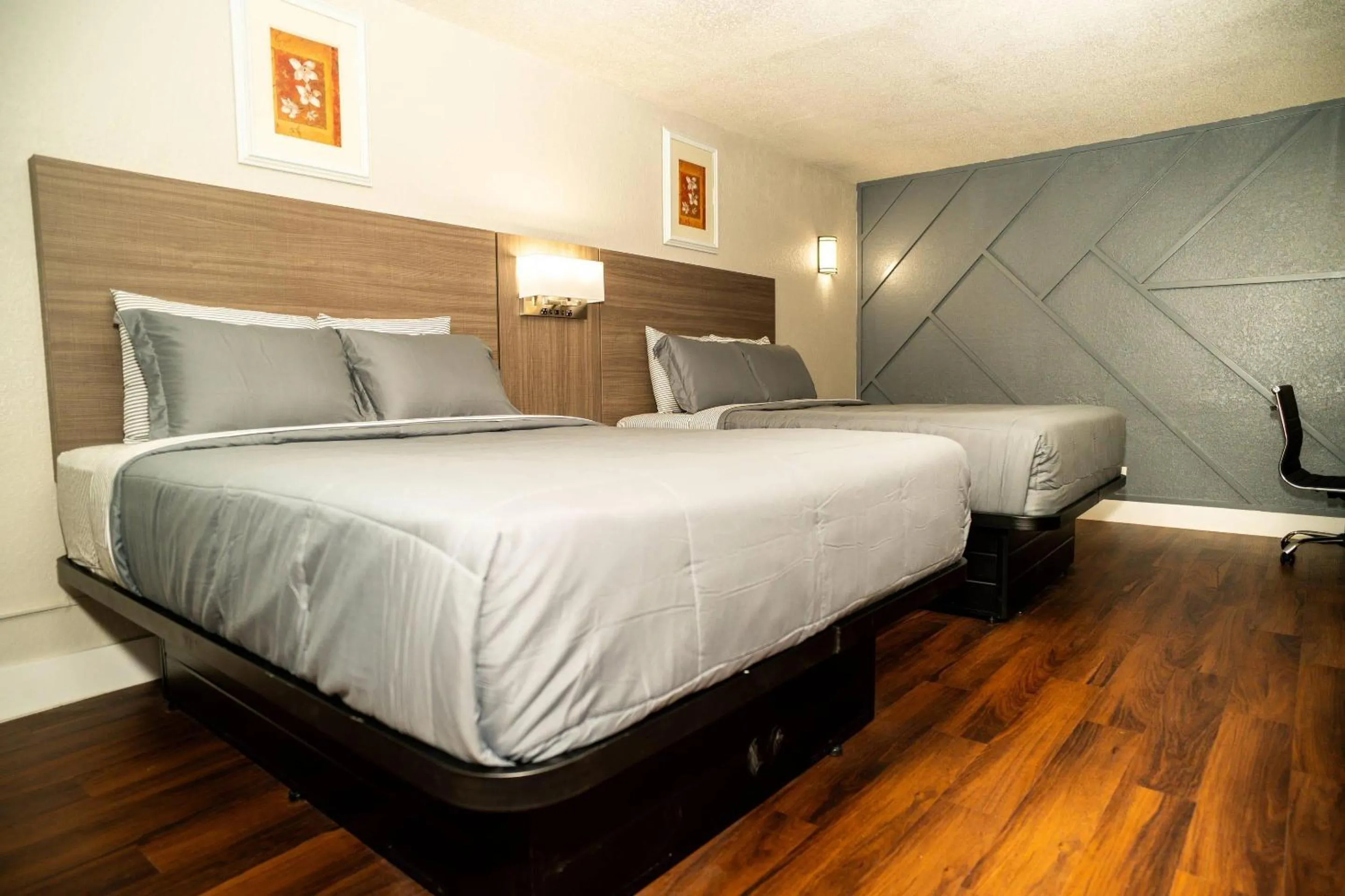 Bedroom, Bed in Rodeway Inn Near Ybor City - Casino