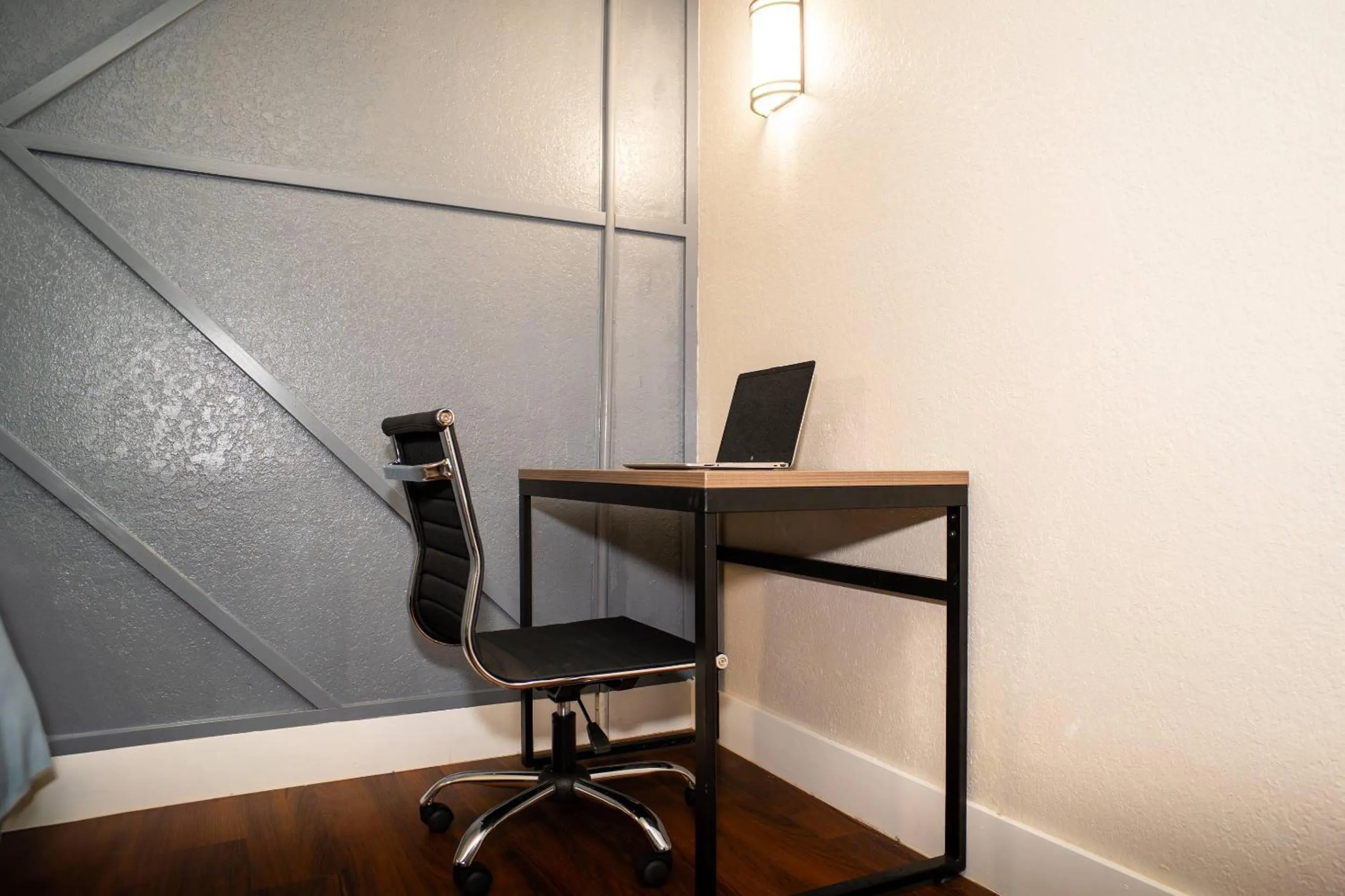 Bedroom in Rodeway Inn Near Ybor City - Casino