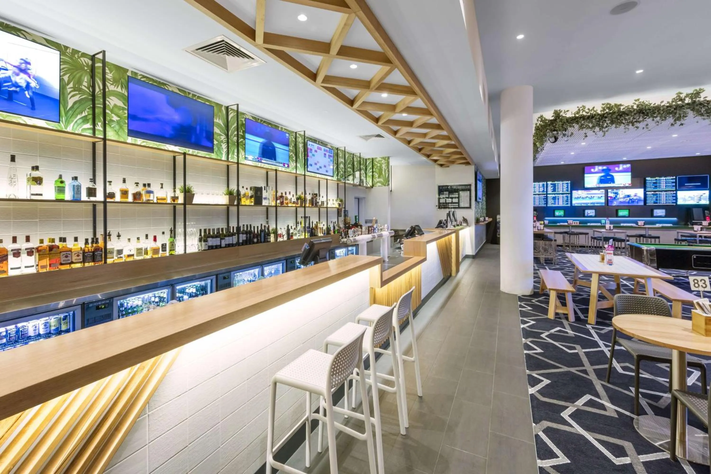Lounge or bar in Ramada By Wyndham Marcoola Beach