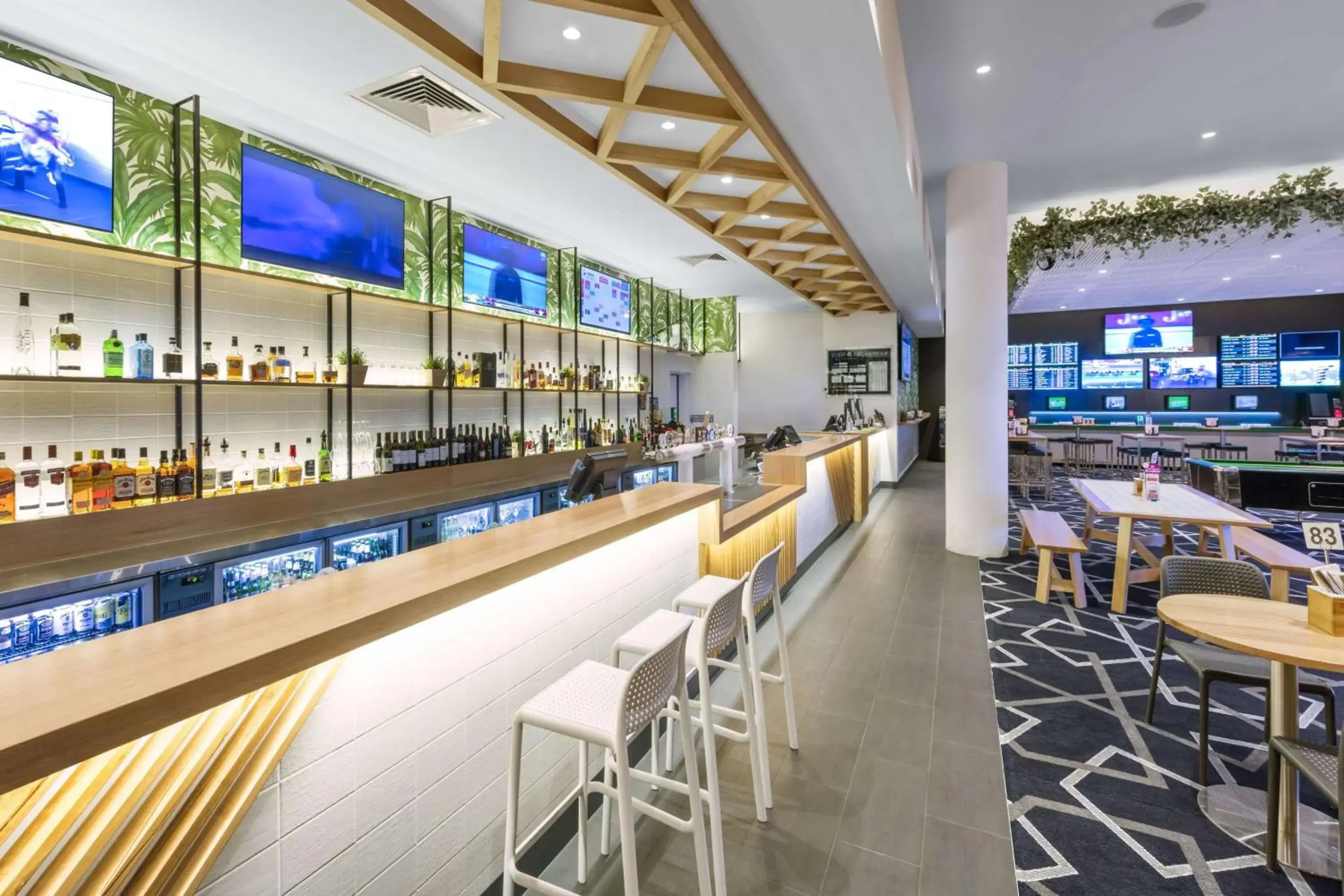 Lounge or bar in Ramada By Wyndham Marcoola Beach Lounge or bar in Ramada By Wyndham Marcoola Beach