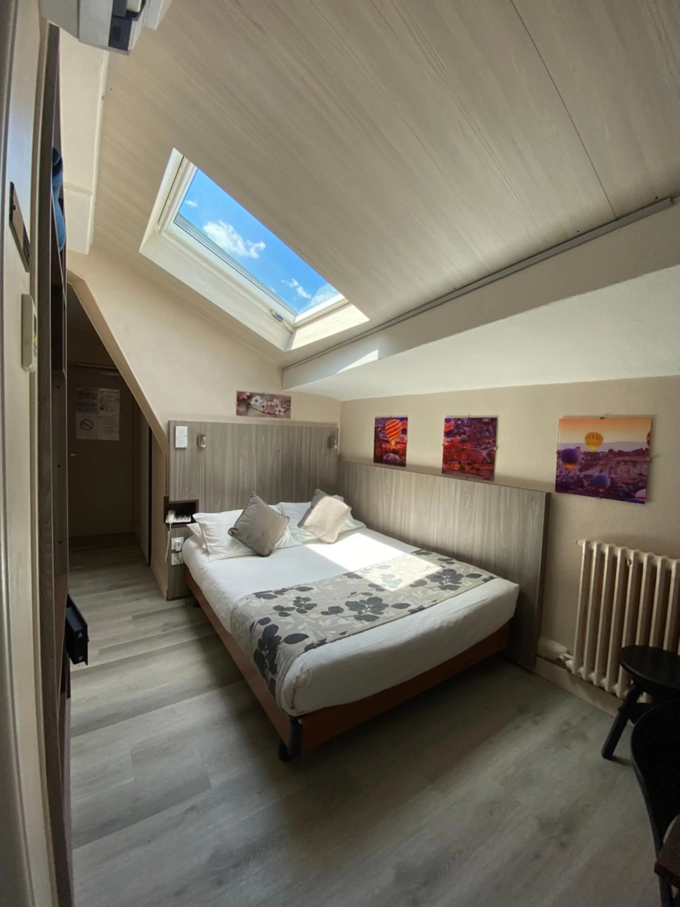 Photo of the whole room in Le Strasbourg Hotel