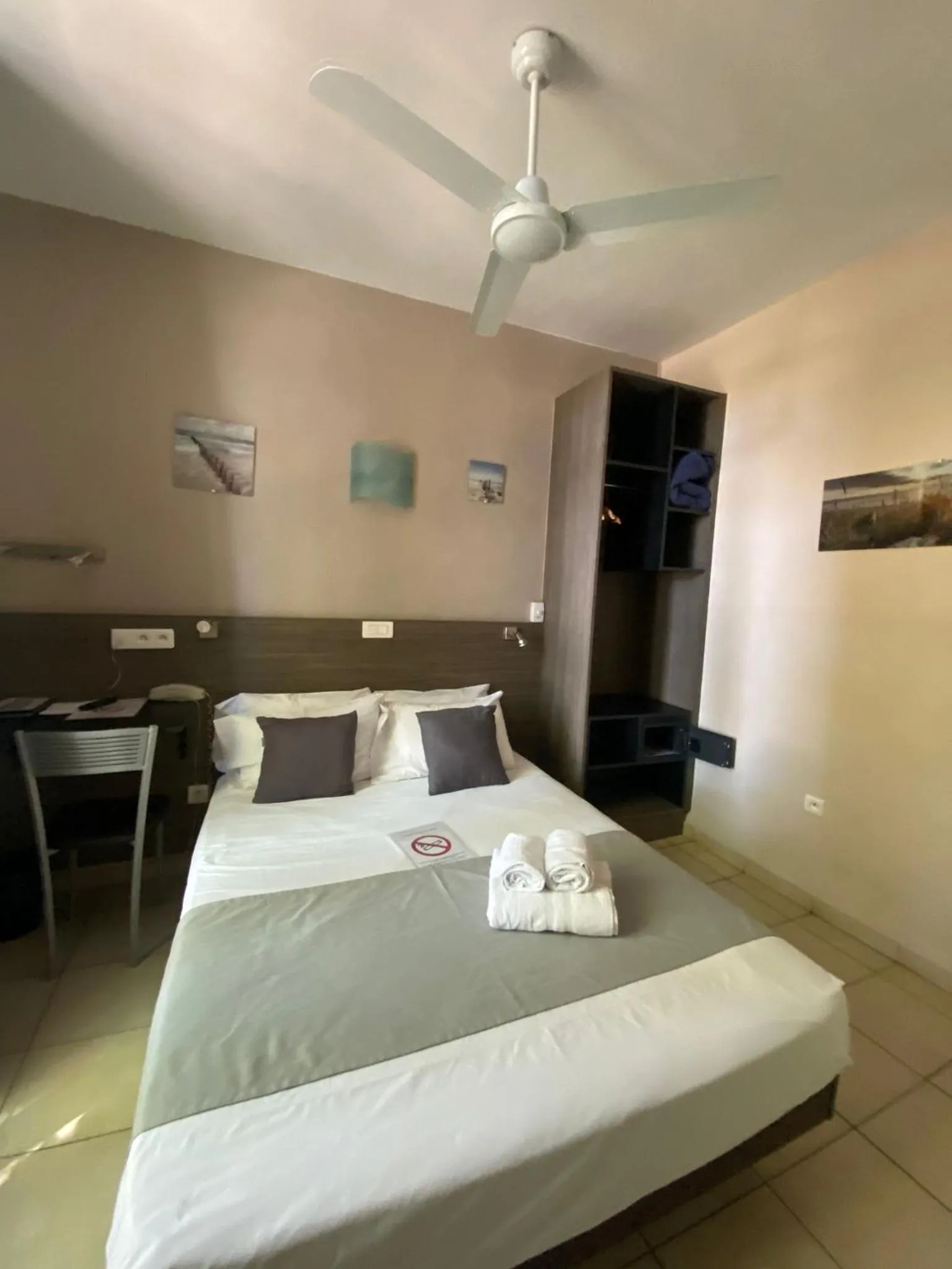 Photo of the whole room in Le Strasbourg Hotel