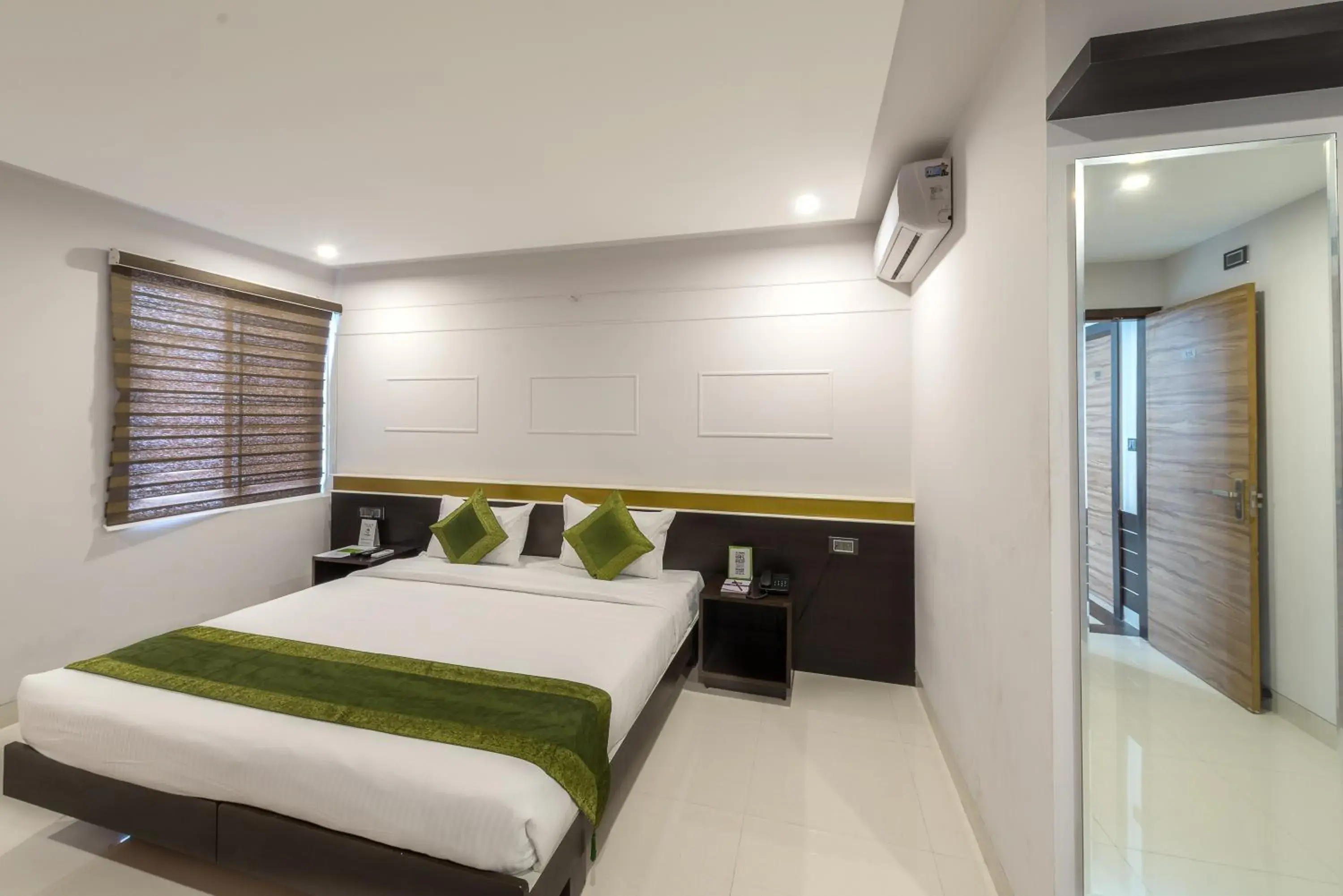 Bedroom, Bed in Treebo Raj Premier, Indiranagar Bedroom, Bed in Treebo Raj Premier, Indiranagar