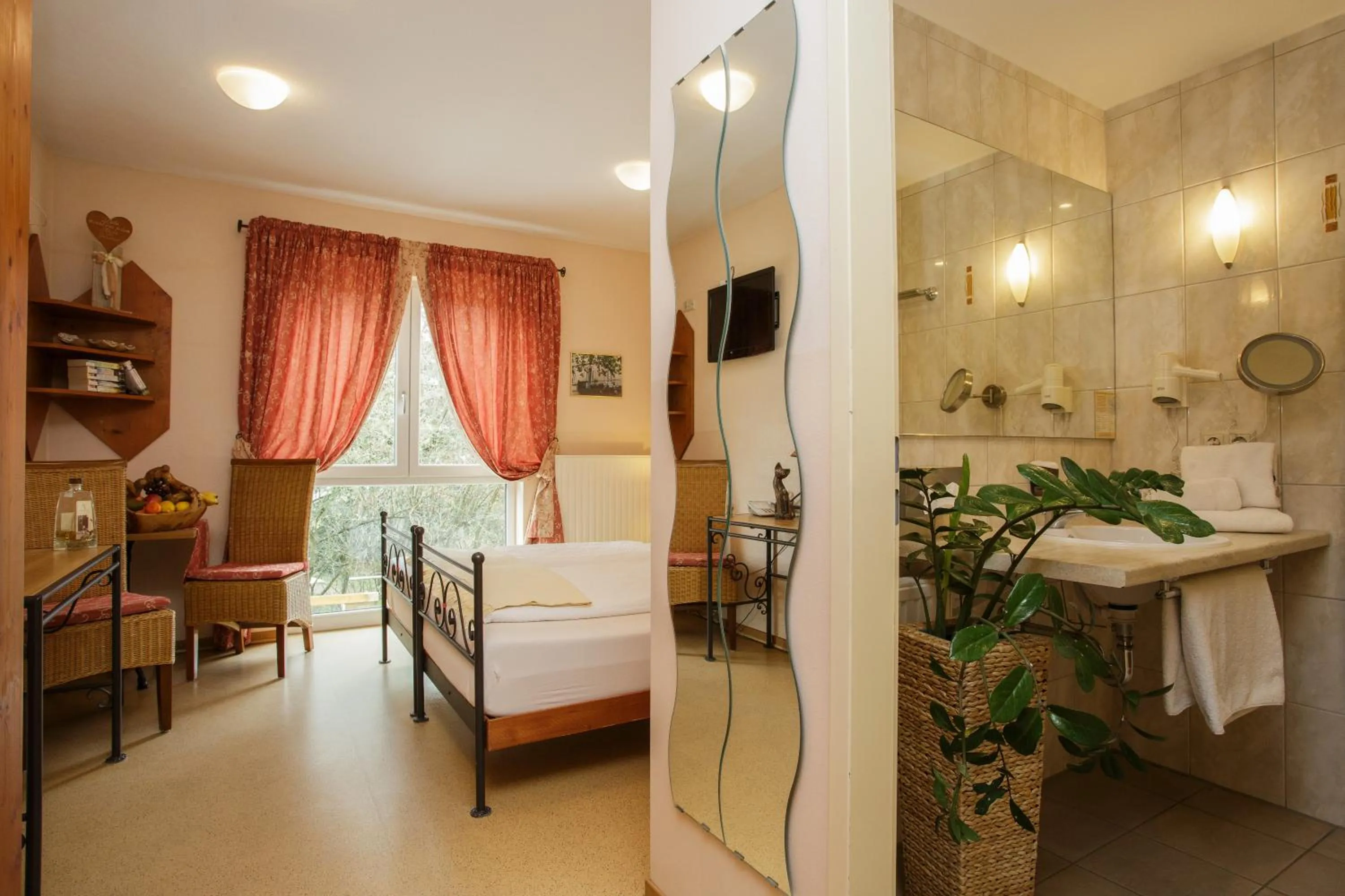 Bedroom, Bed in Mediterran Hotel Juwel