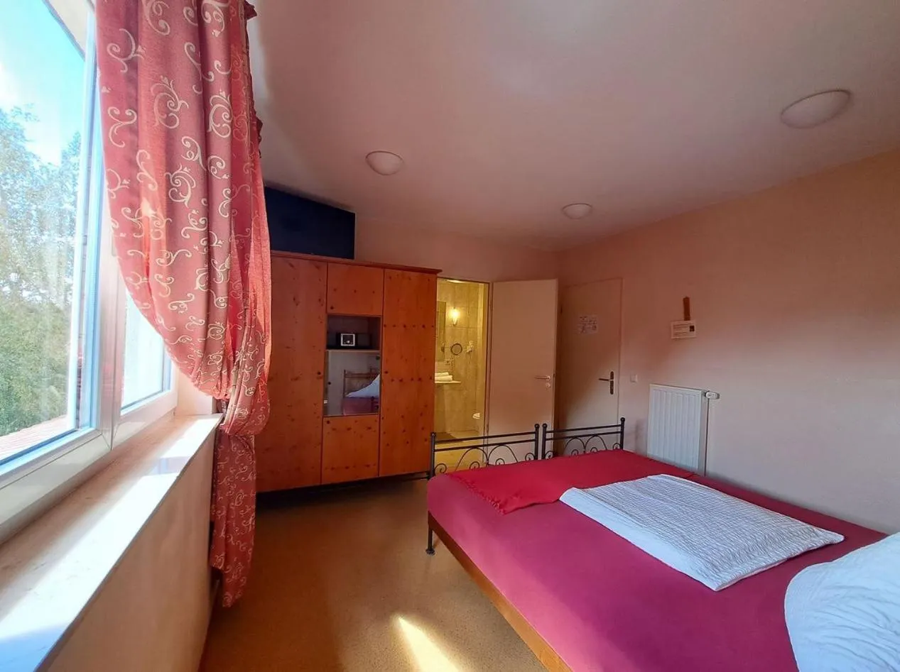 Bedroom, Bed in Mediterran Hotel Juwel