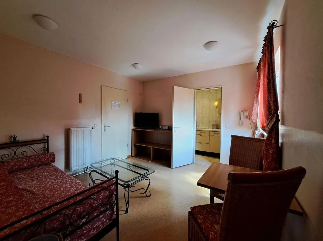 Living room, Bed in Mediterran Hotel Juwel