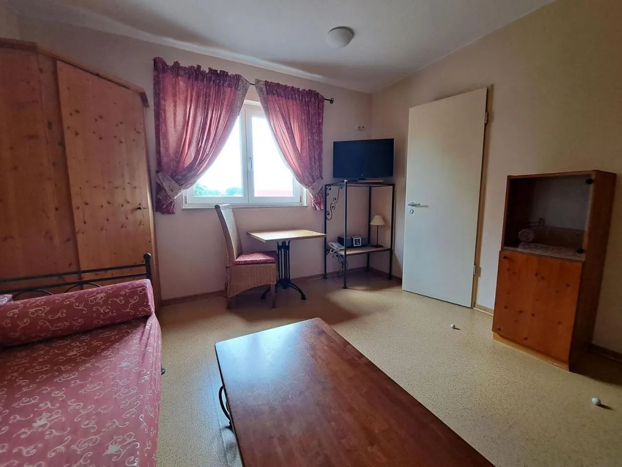 Living room, Bed in Mediterran Hotel Juwel