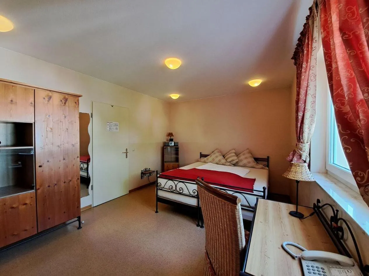 Bedroom, Bed in Mediterran Hotel Juwel